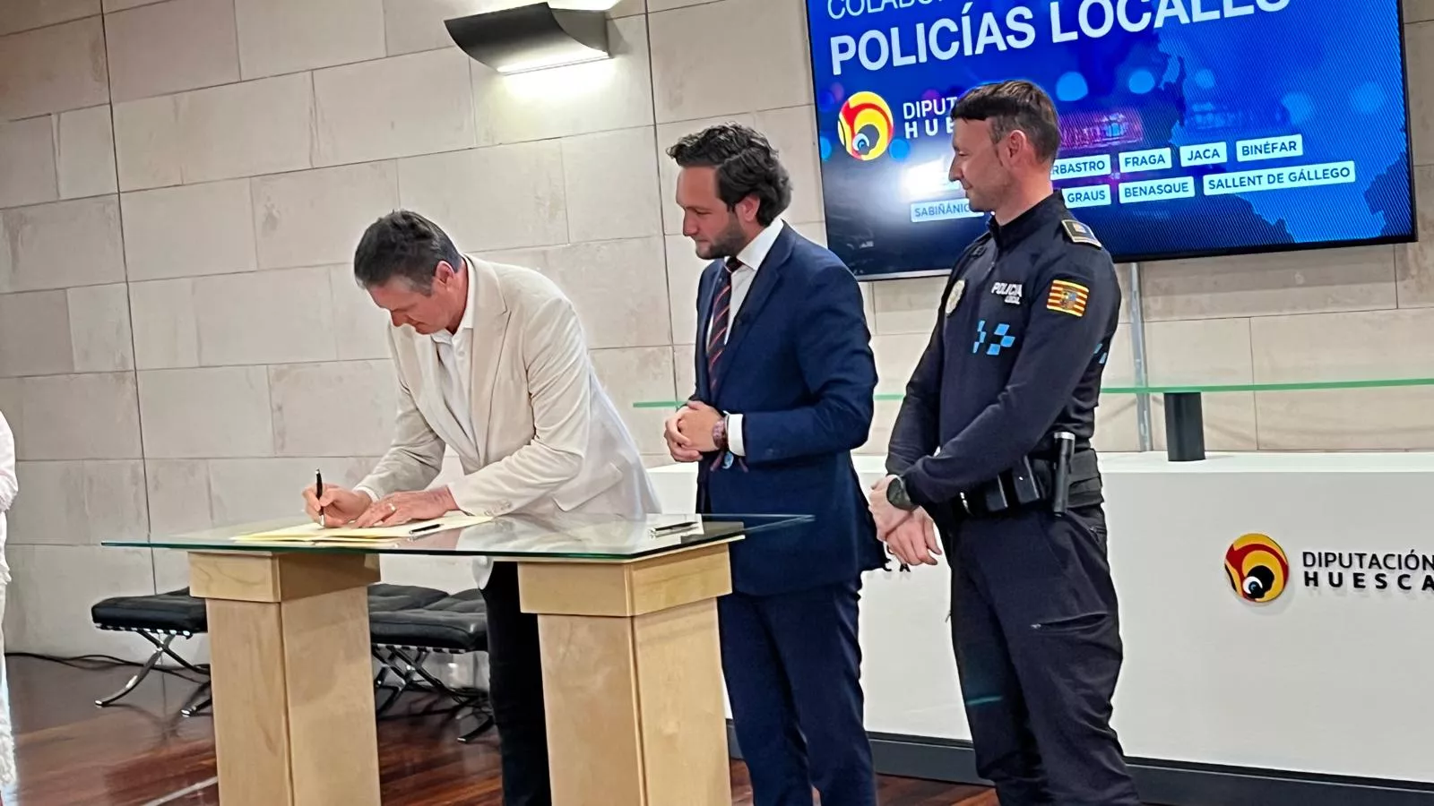Firma en la DPH del convenio de colaboración de Policías Locales. Foto Mercedes Manterola