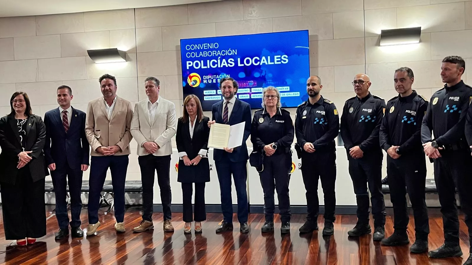 Firma en la DPH del convenio de colaboración de Policías Locales. Foto Mercedes Manterola