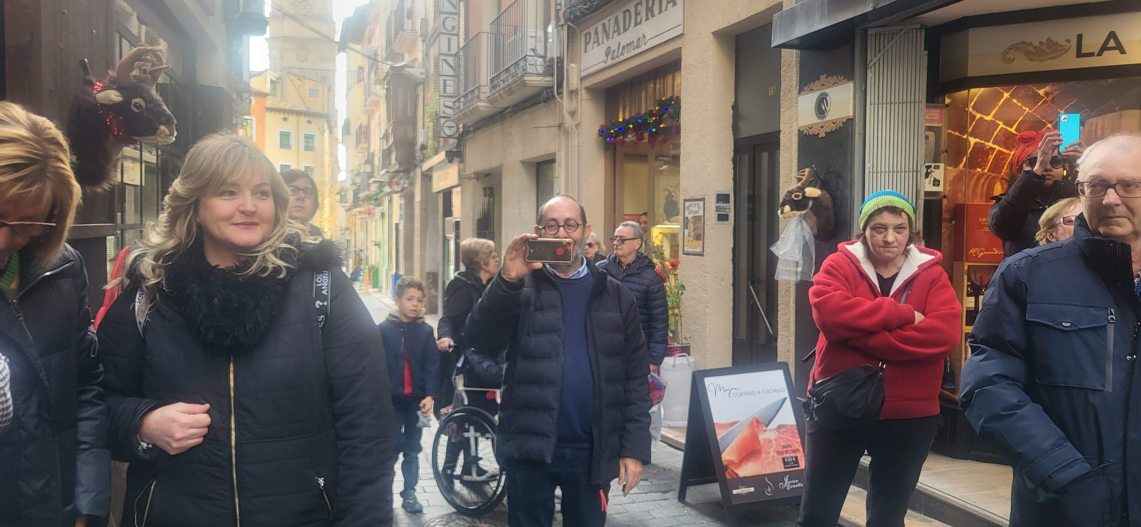 Imágenes de la despedida sorpresa de Rosa Casals, que cierra su tienda por jubilación. Foto Myriam Martínez 