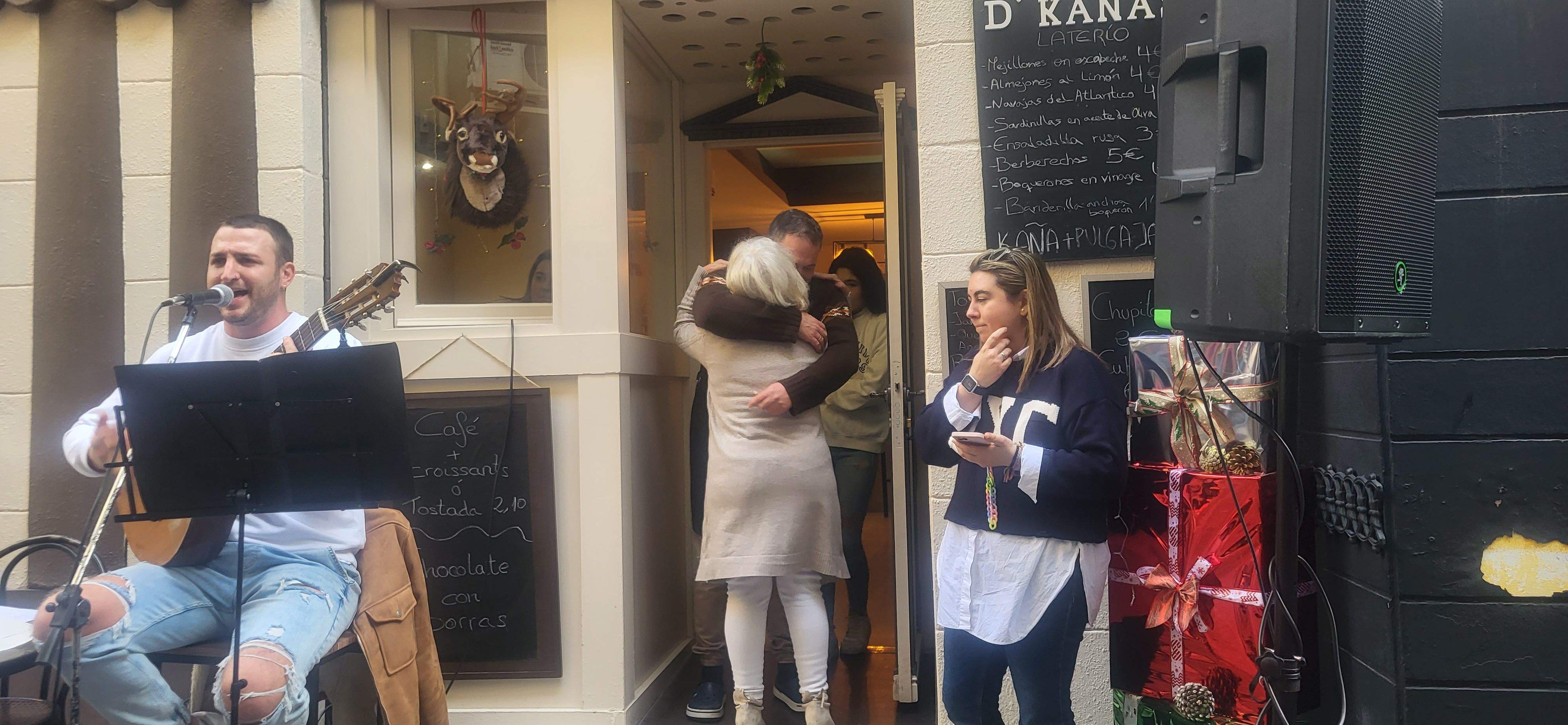 Imágenes de la despedida sorpresa de Rosa Casals, que cierra su tienda por jubilación. Foto Myriam Martínez 