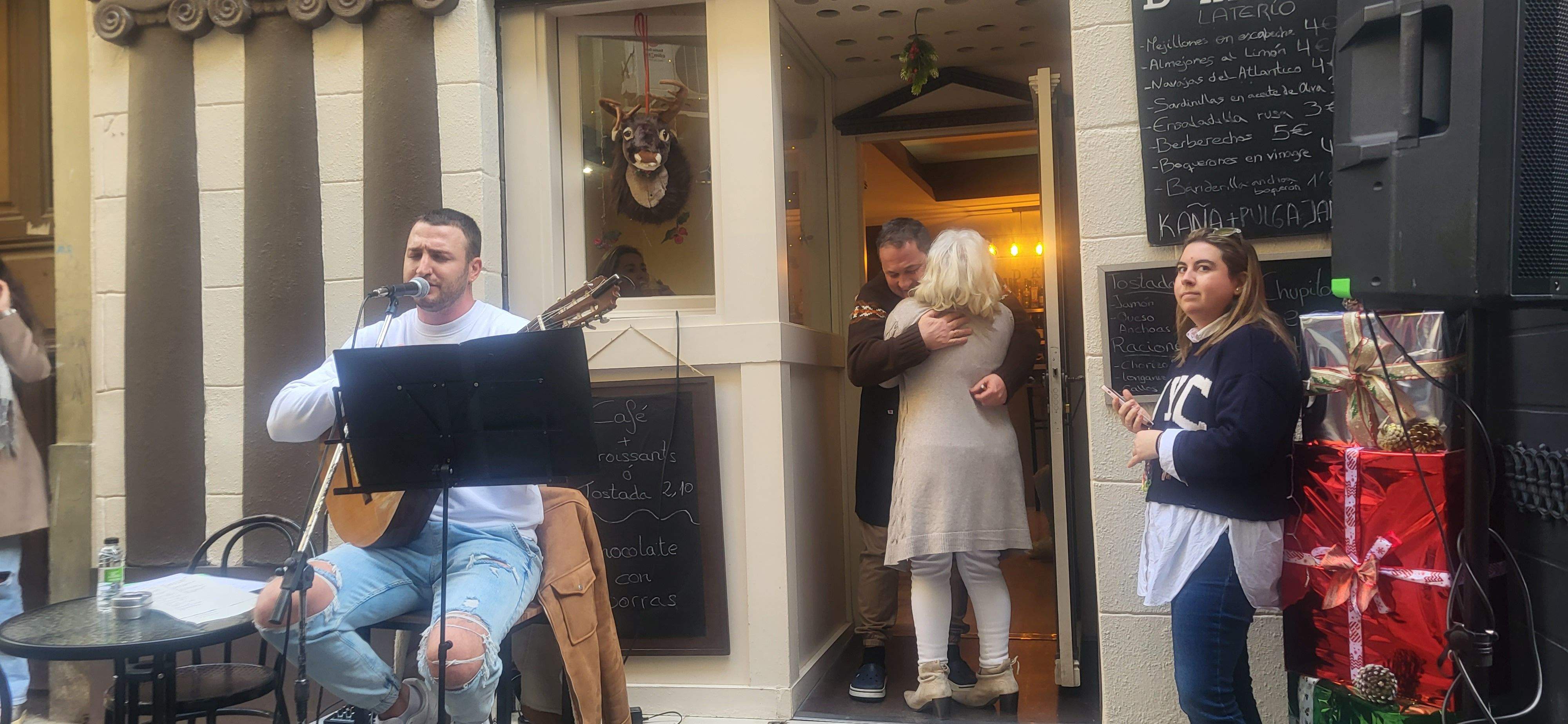 Imágenes de la despedida sorpresa de Rosa Casals, que cierra su tienda por jubilación. Foto Myriam Martínez 