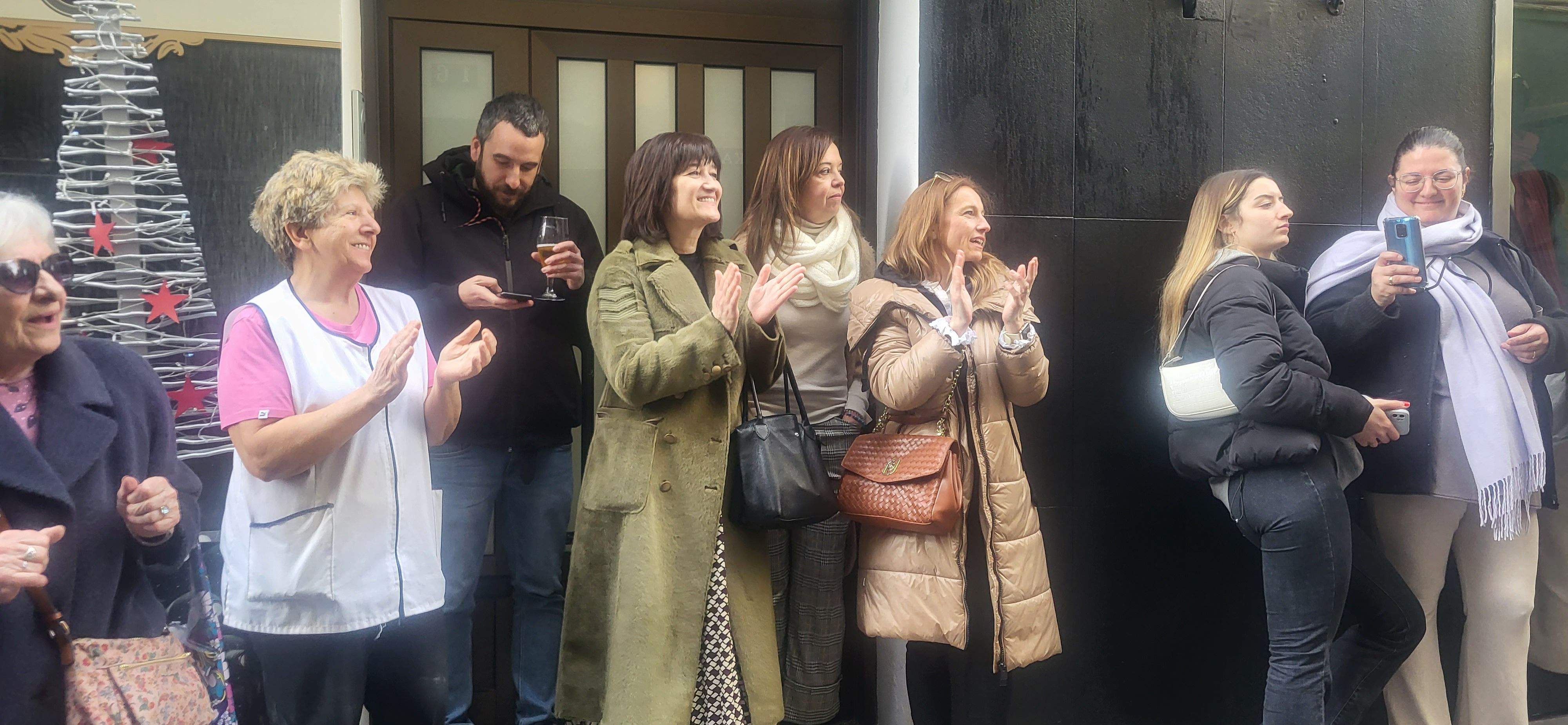 Imágenes de la despedida sorpresa de Rosa Casals, que cierra su tienda por jubilación. Foto Myriam Martínez 