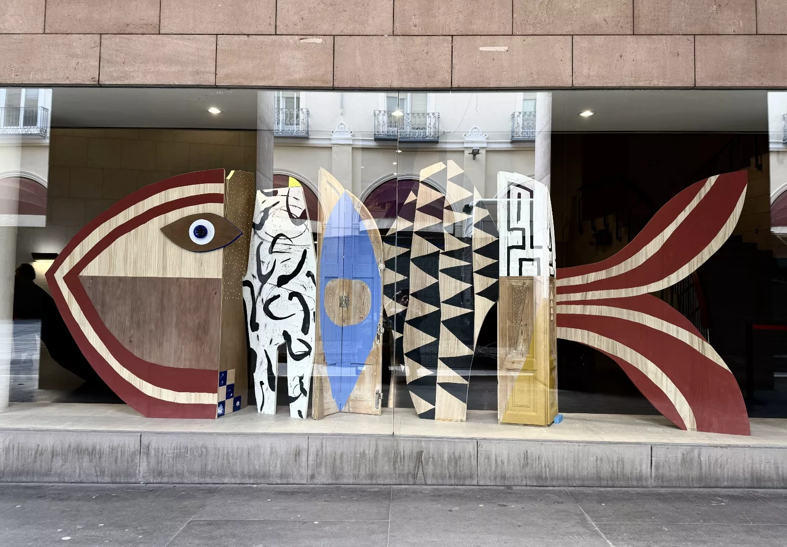 Instalación de Fratelli Moca en el escaparate de la DPH. Foto Javier Navarro