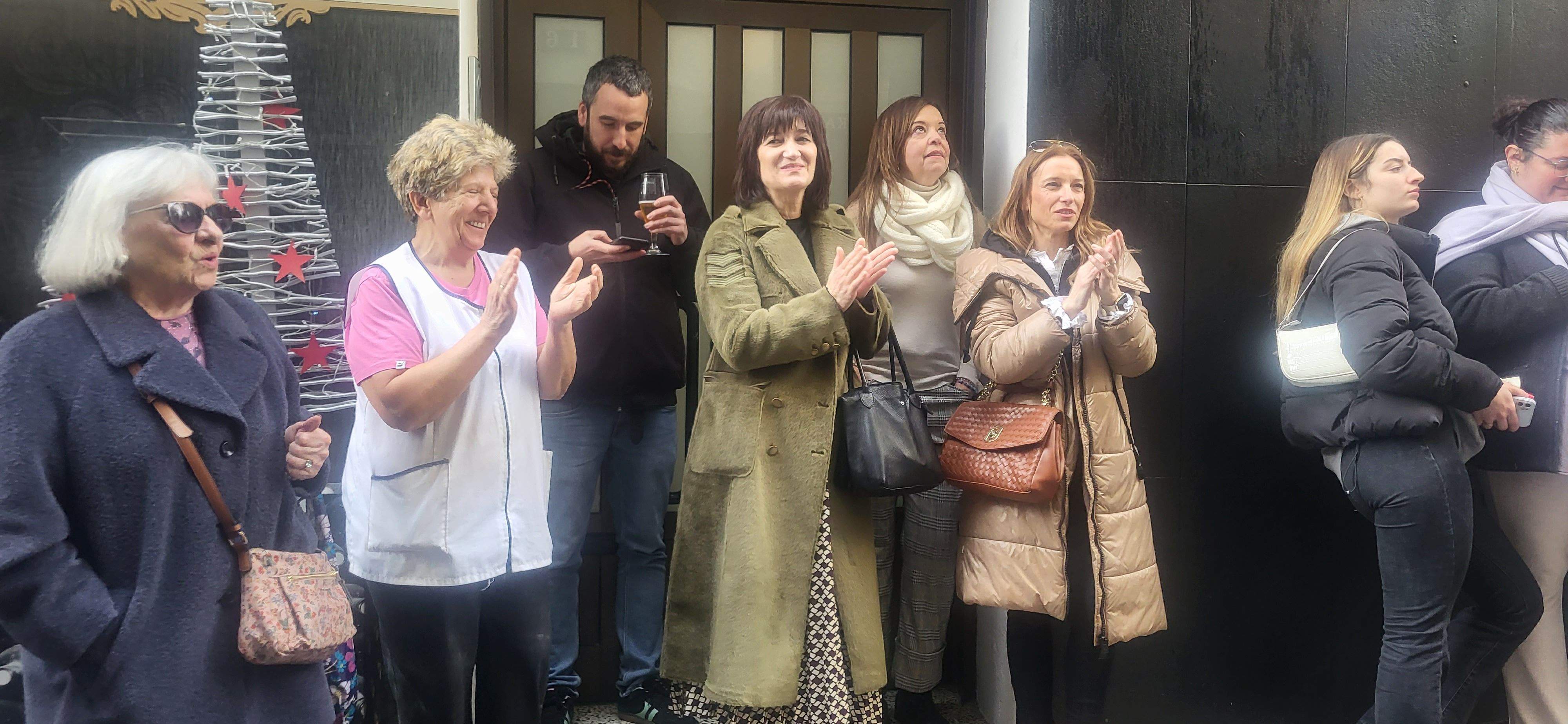 Imágenes de la despedida sorpresa de Rosa Casals, que cierra su tienda por jubilación. Foto Myriam Martínez 