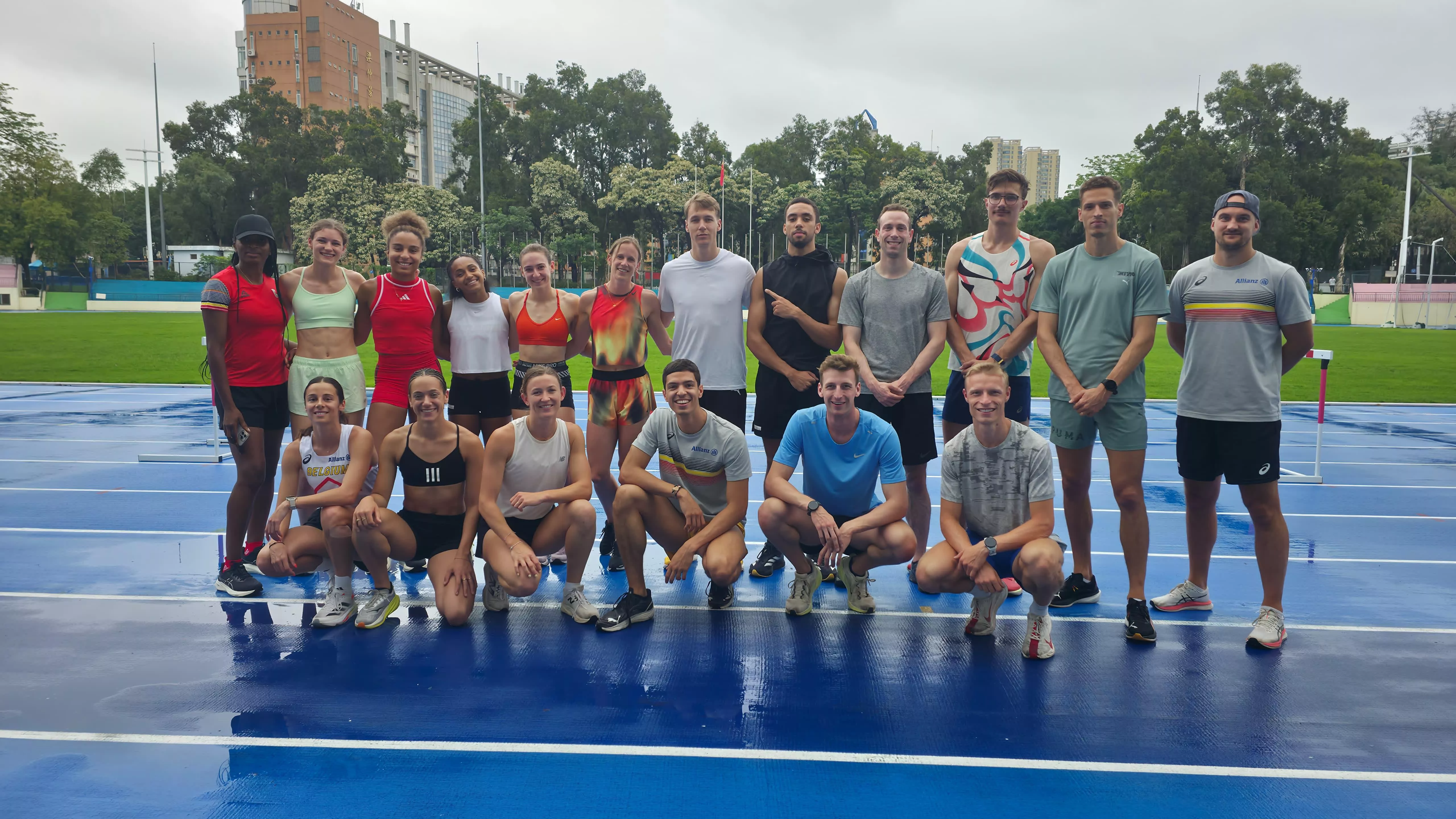 Cjristian Iguacel, tercero por la derecha de pie, con la selección de Bélgica.