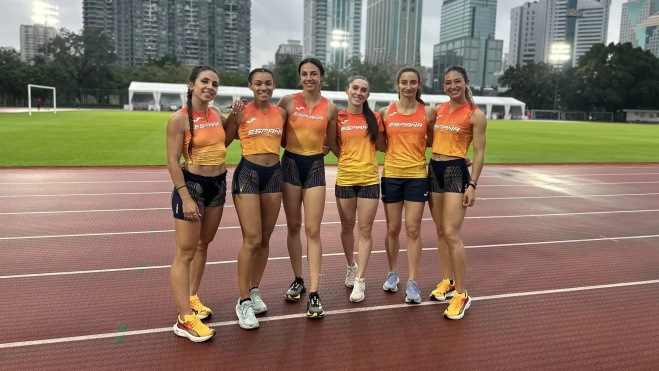 Elena Guiu, segunda por la derecha, en el relevo femenino español en China Elena Guiu, segunda por la derecha, en el relevo femenino español en China