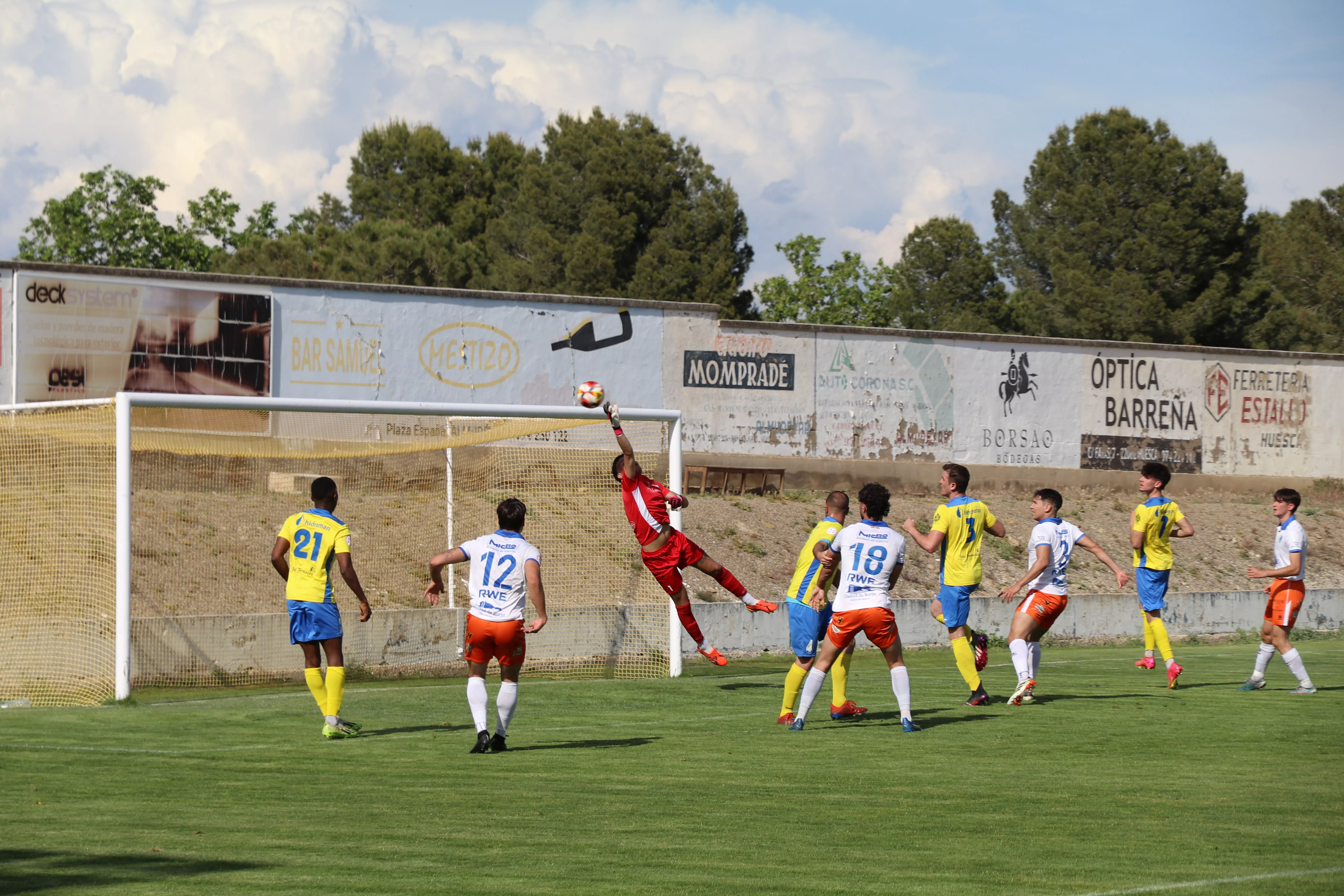 Foto de archivo de un partido del Almudévar en La Corona. Foto: J.M. Ballarín