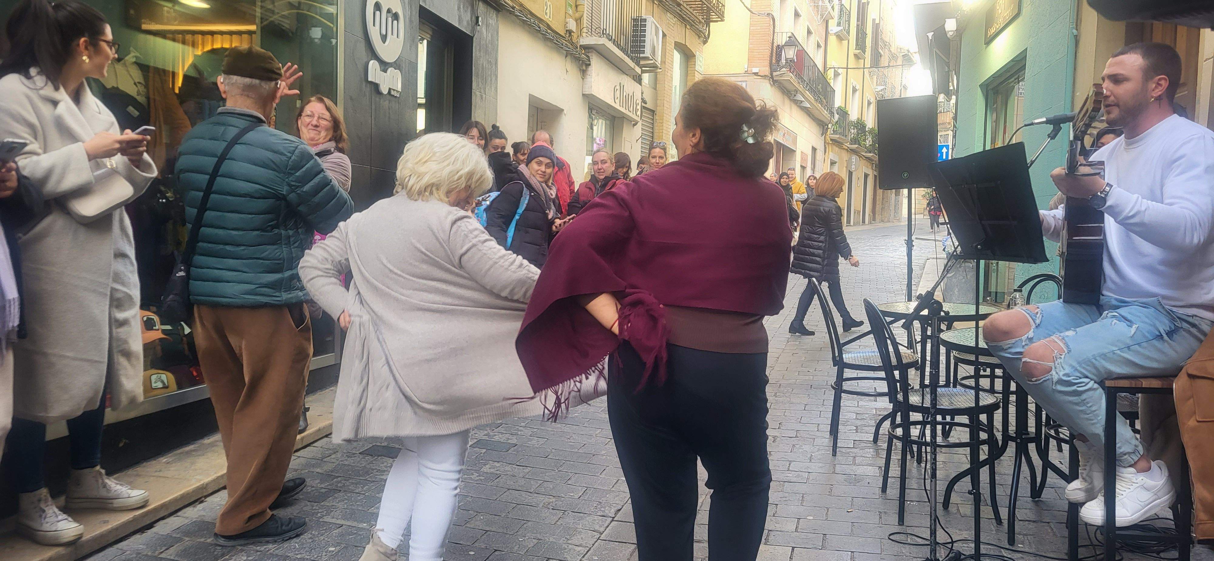 Imágenes de la despedida sorpresa de Rosa Casals, que cierra su tienda por jubilación. Foto Myriam Martínez 