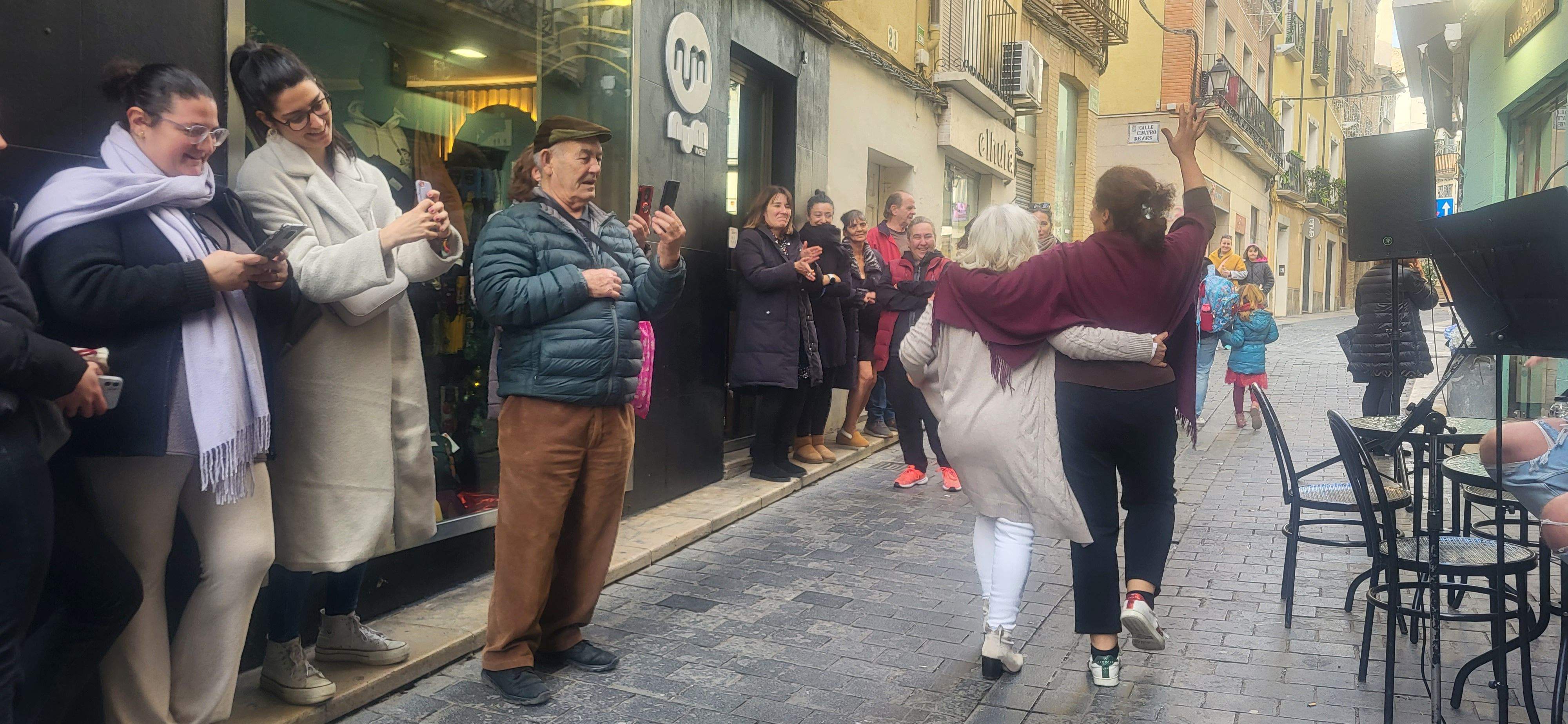 Imágenes de la despedida sorpresa de Rosa Casals, que cierra su tienda por jubilación. Foto Myriam Martínez 