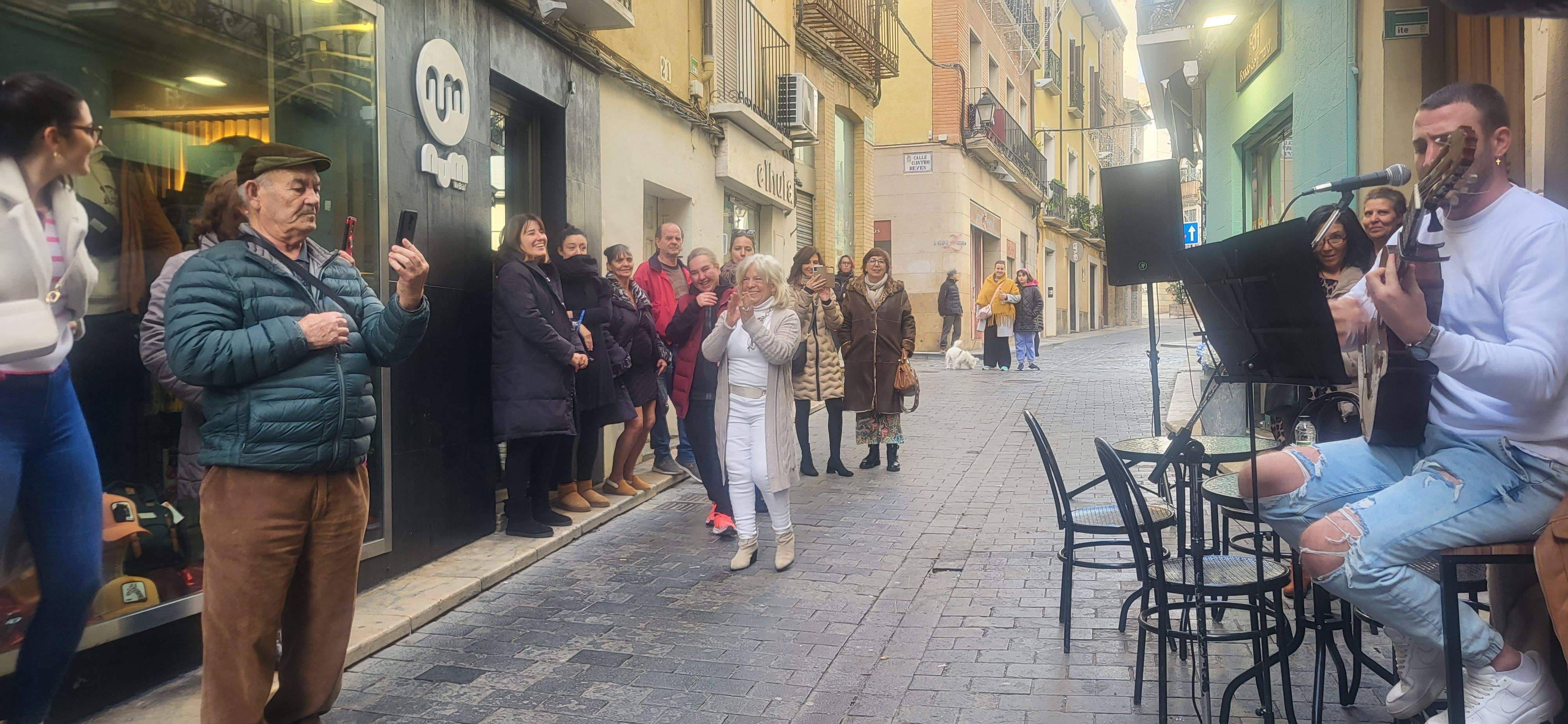 Imágenes de la despedida sorpresa de Rosa Casals, que cierra su tienda por jubilación. Foto Myriam Martínez 