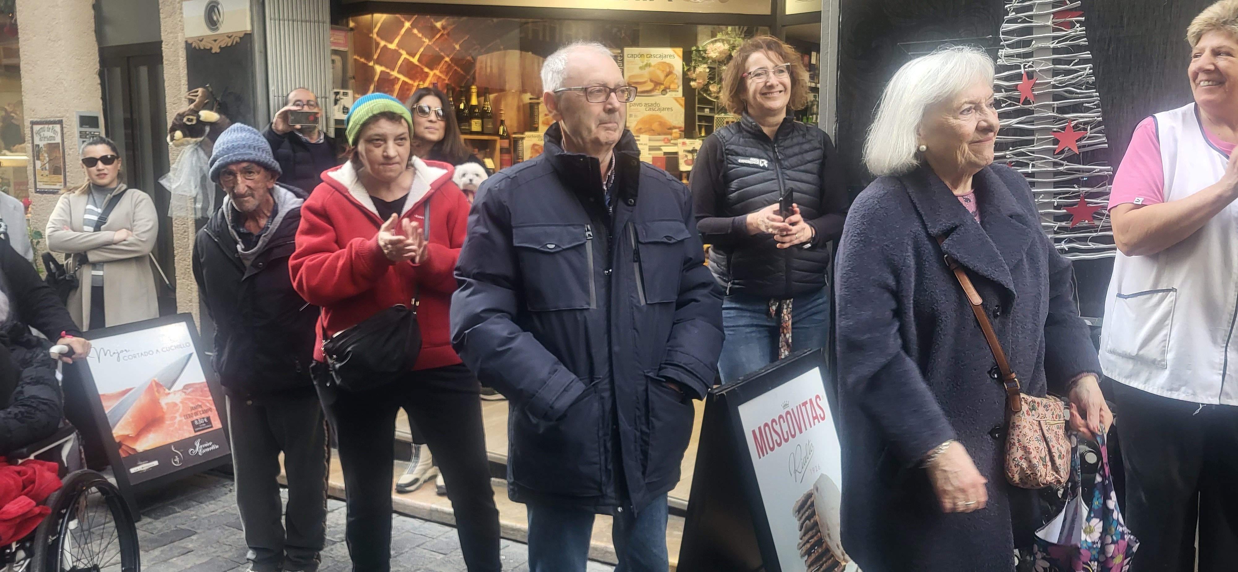 Imágenes de la despedida sorpresa de Rosa Casals, que cierra su tienda por jubilación. Foto Myriam Martínez 