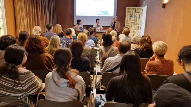 El salón de actos del IEA se ha quedado pequeño para acoger a todo el público. Foto Myriam Martínez El salón de actos del IEA se ha quedado pequeño para acoger a todo el público. Foto Myriam Martínez