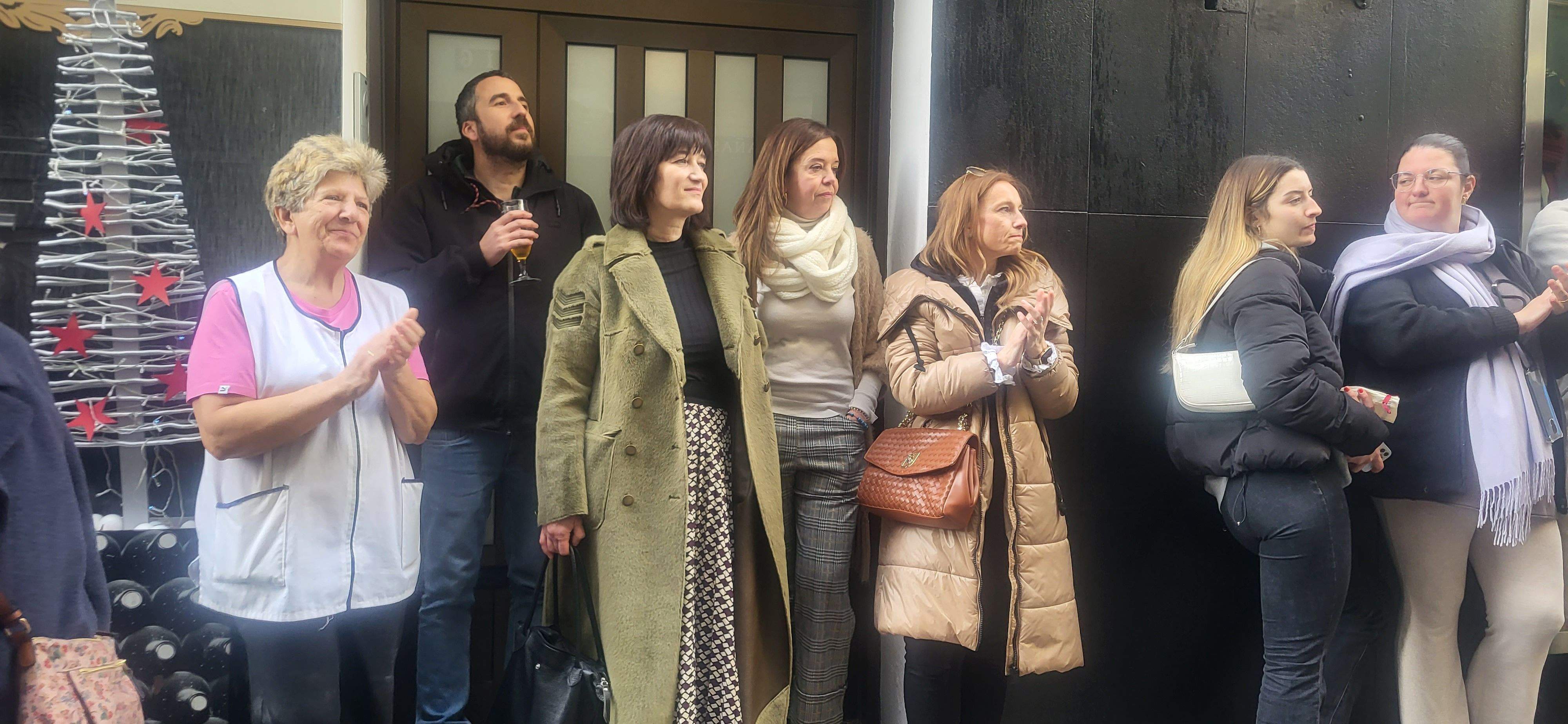 Imágenes de la despedida sorpresa de Rosa Casals, que cierra su tienda por jubilación. Foto Myriam Martínez 