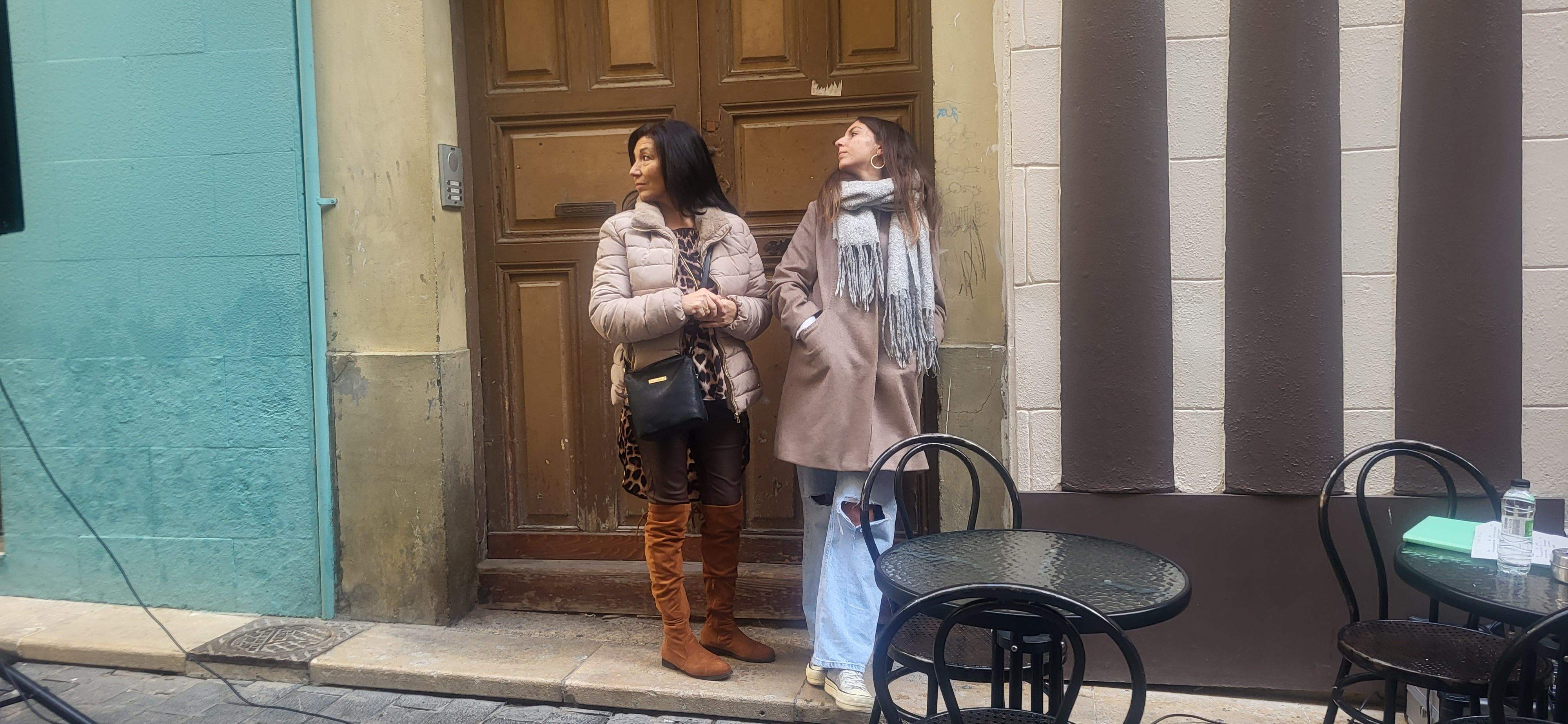 Imágenes de la despedida sorpresa de Rosa Casals, que cierra su tienda por jubilación. Foto Myriam Martínez 