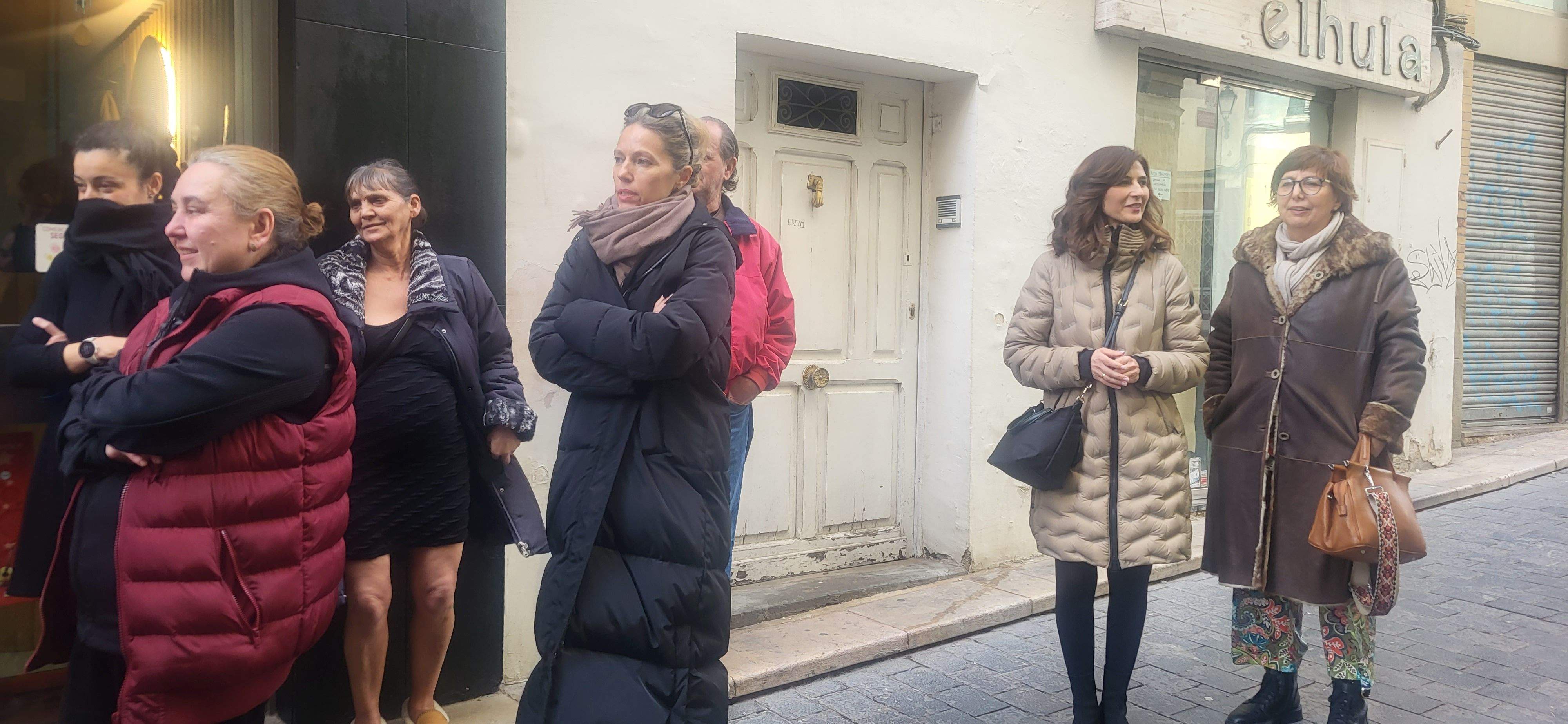 Imágenes de la despedida sorpresa de Rosa Casals, que cierra su tienda por jubilación. Foto Myriam Martínez 