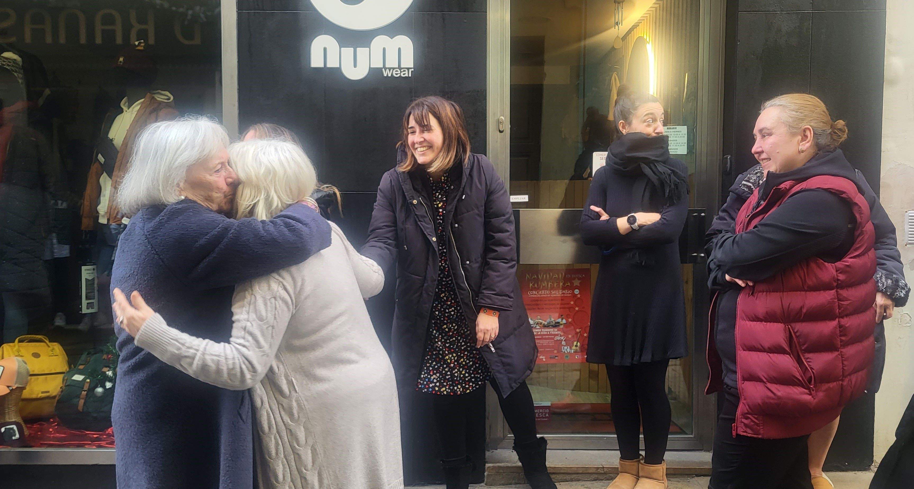 Imágenes de la despedida sorpresa de Rosa Casals, que cierra su tienda por jubilación. Foto Myriam Martínez 