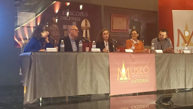 Mesa redonda en el Salón del Tanto Monta Mesa redonda en el Salón del Tanto Monta