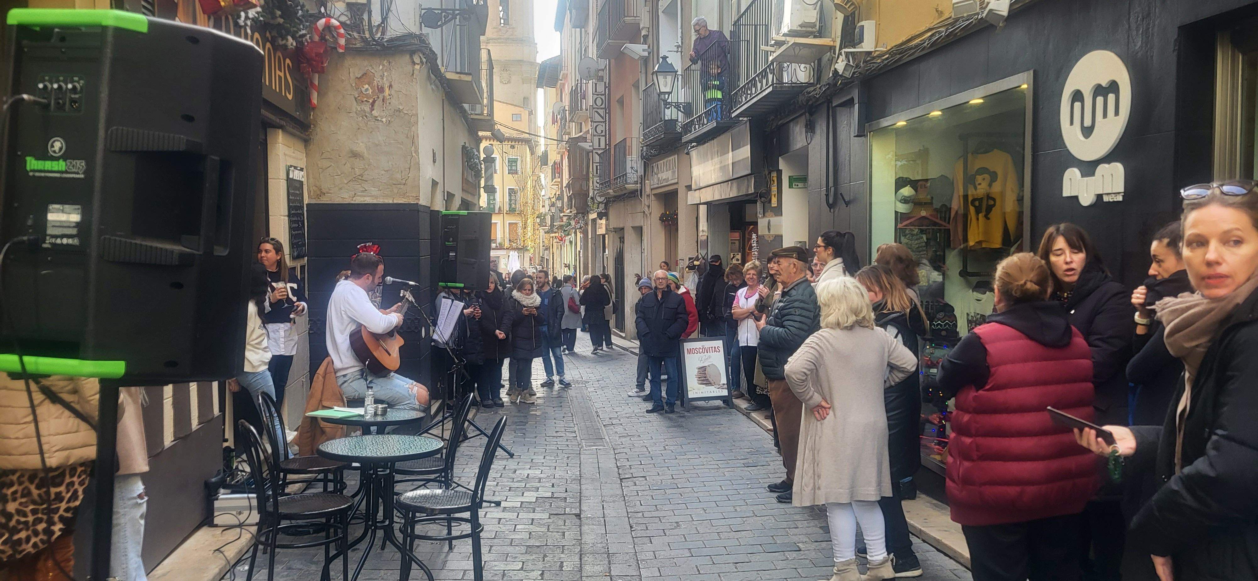 Imágenes de la despedida sorpresa de Rosa Casals, que cierra su tienda por jubilación. Foto Myriam Martínez 