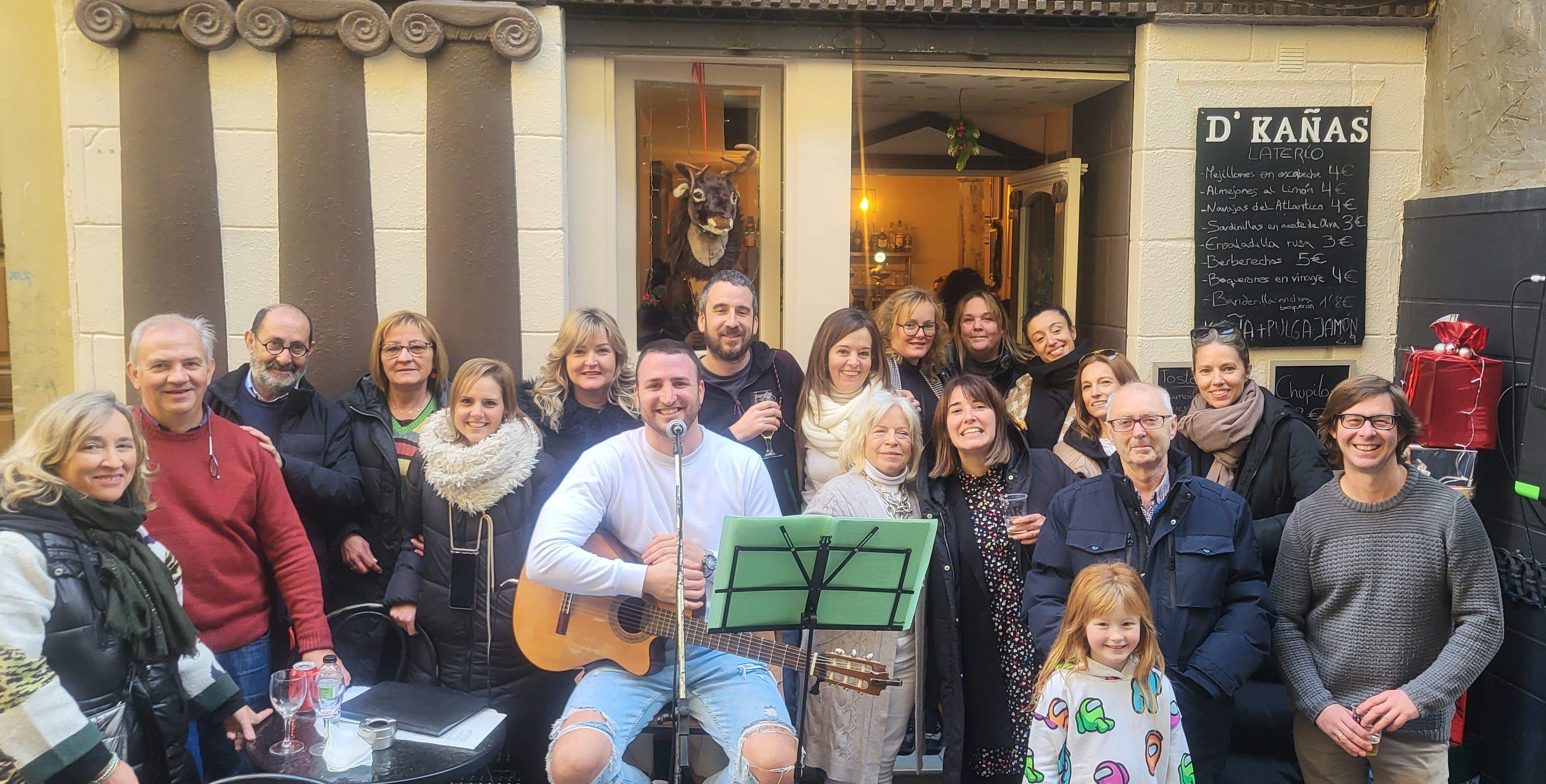 Imágenes de la despedida sorpresa de Rosa Casals, que cierra su tienda por jubilación. Foto Myriam Martínez 