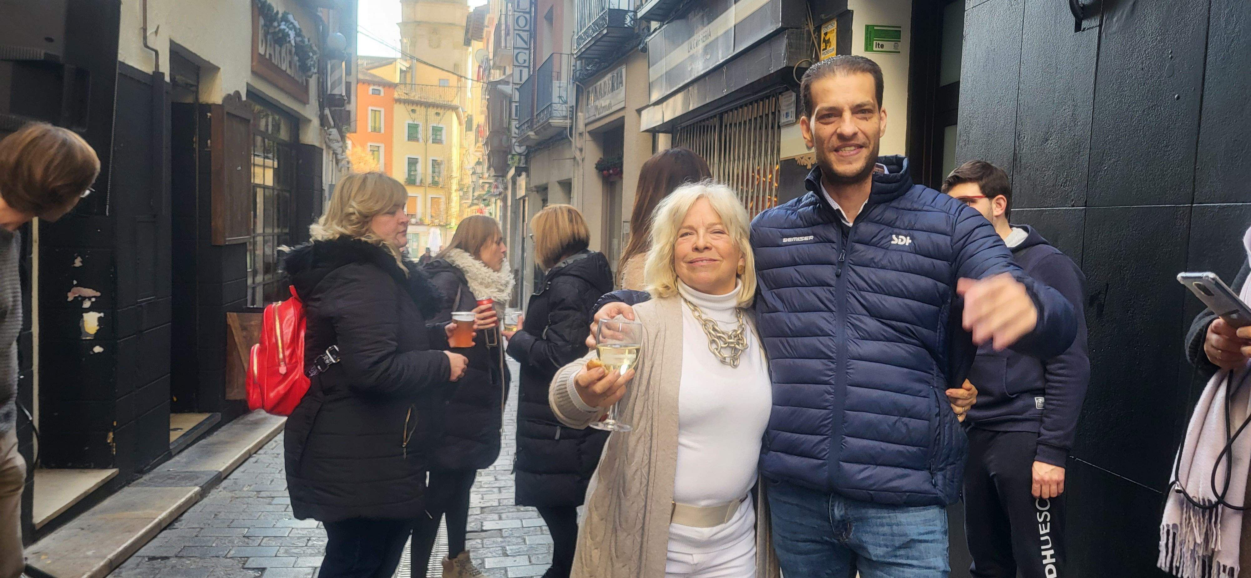Imágenes de la despedida sorpresa de Rosa Casals, que cierra su tienda por jubilación. Foto Myriam Martínez 