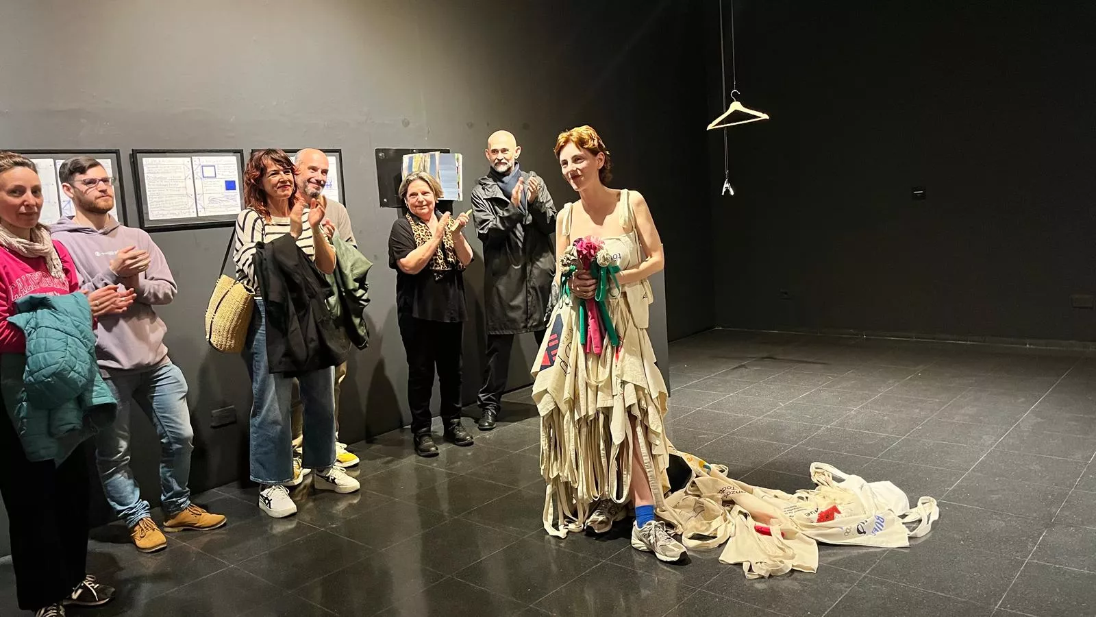 Imagen de archivo de Lucía Naval, inaugurando la exposición 'Texto encarnado, cuerpo dibujado'. Foto Mercedes Manterola