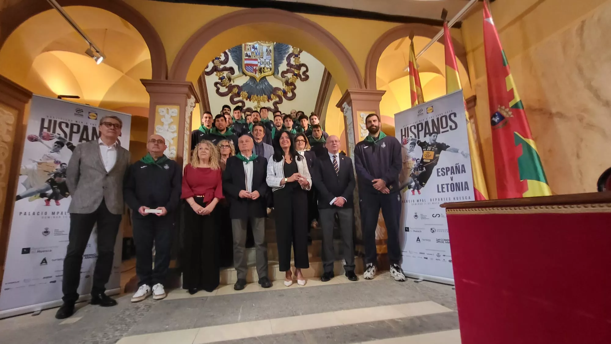 Los Hispanos con la alcaldesa Orduna, representantes municipales y de Bada Huesca Los Hispanos con la alcaldesa Orduna, representantes municipales y de Bada Huesca