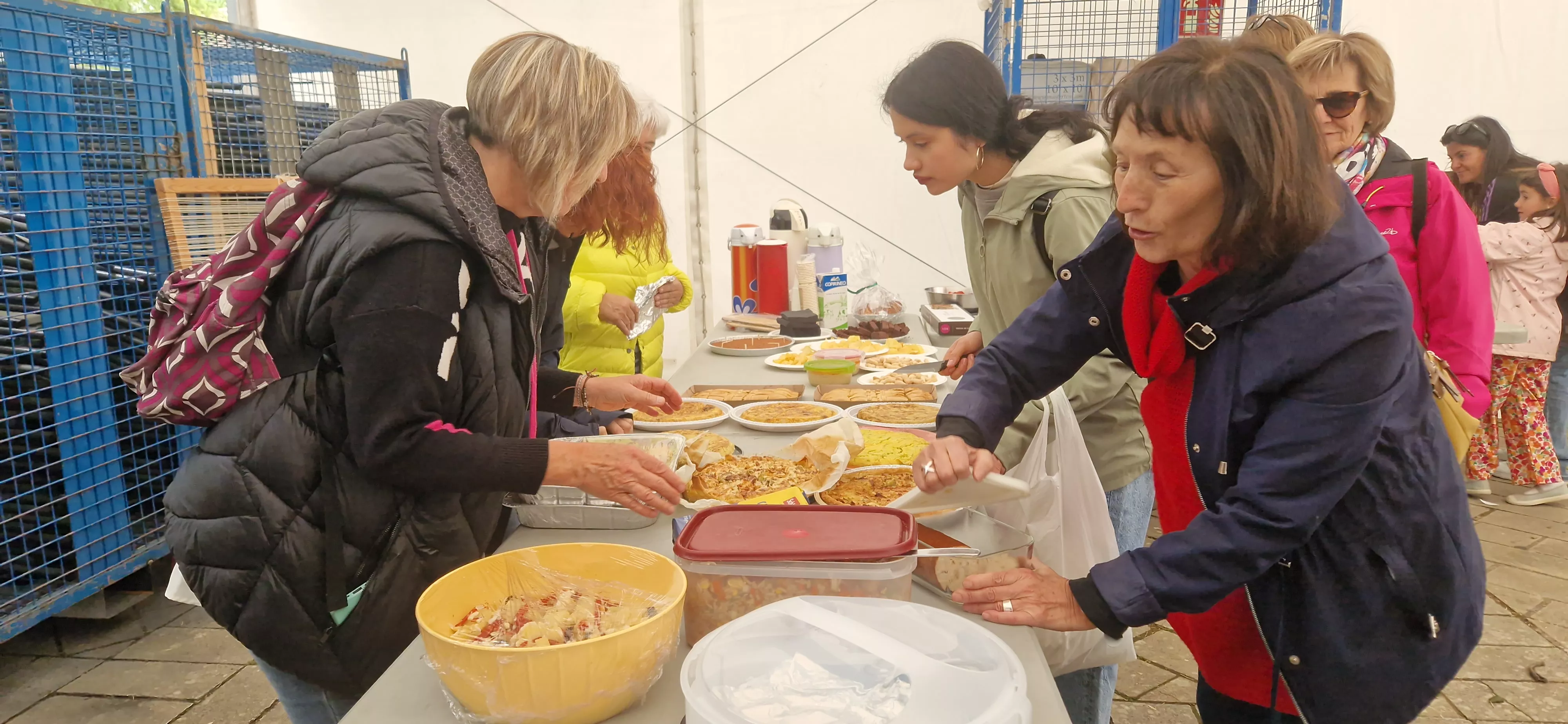 Comida popular en Barriofest. Foto Myriam Martínez250510 135358