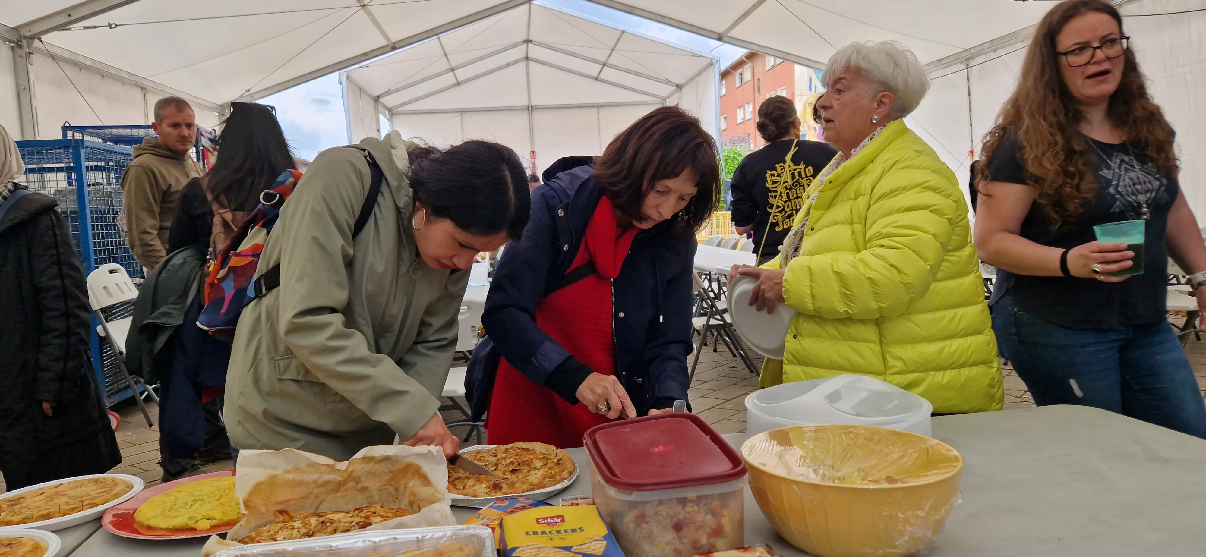 Comida popular en Barriofest. Foto Myriam Martínez250510 135358