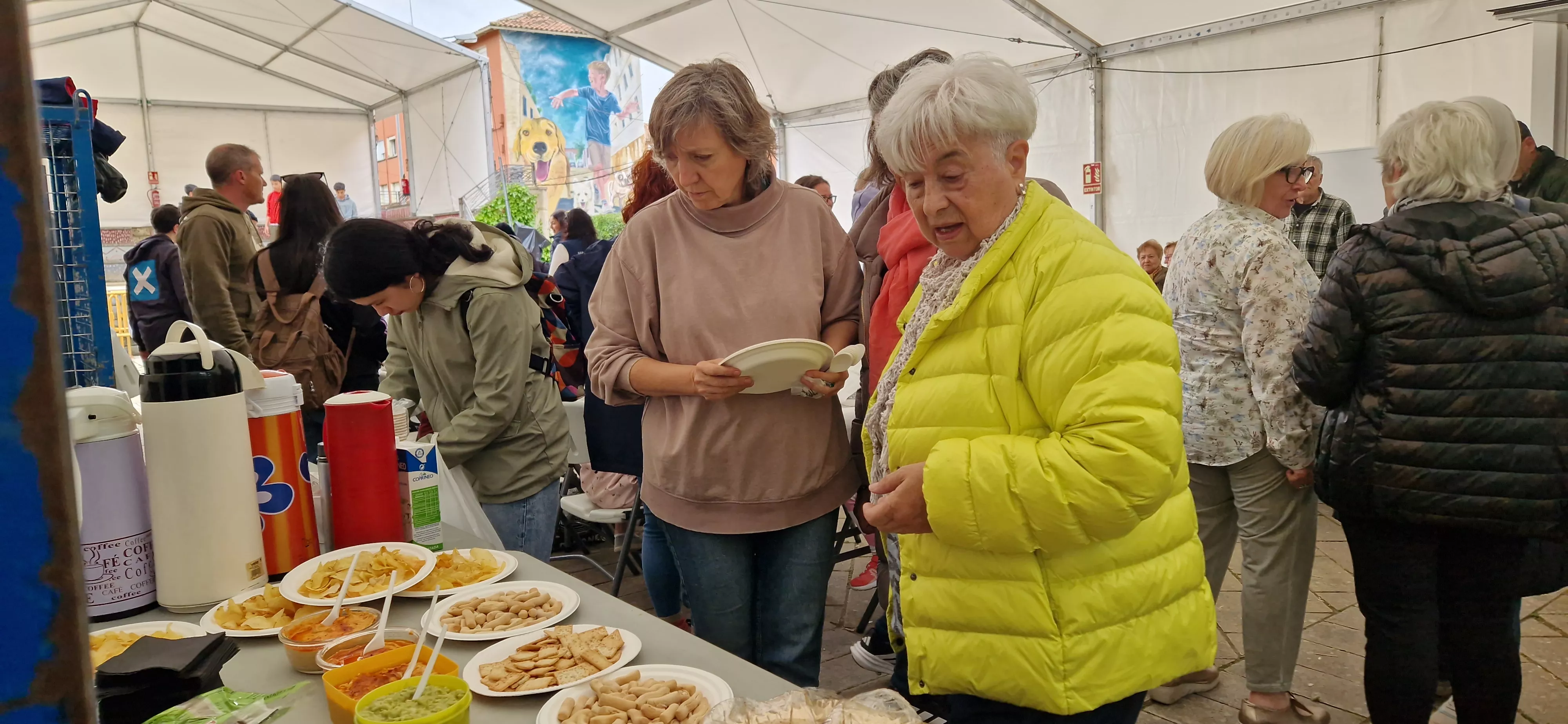 Comida popular en Barriofest. Foto Myriam Martínez250510 135358