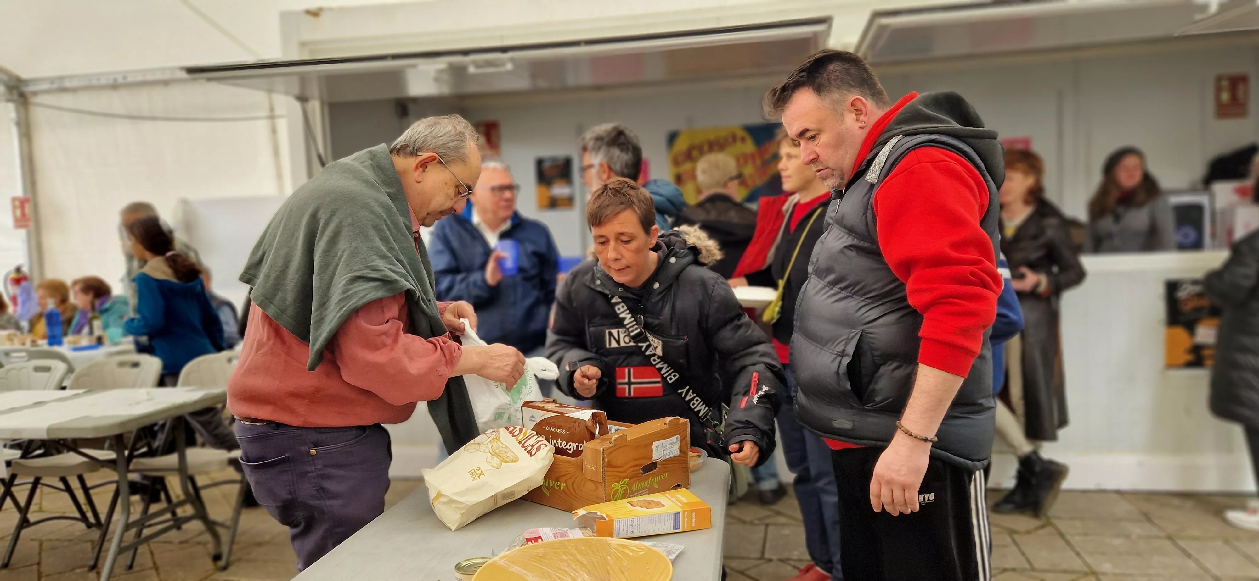 Comida popular en Barriofest. Foto Myriam Martínez250510 135358