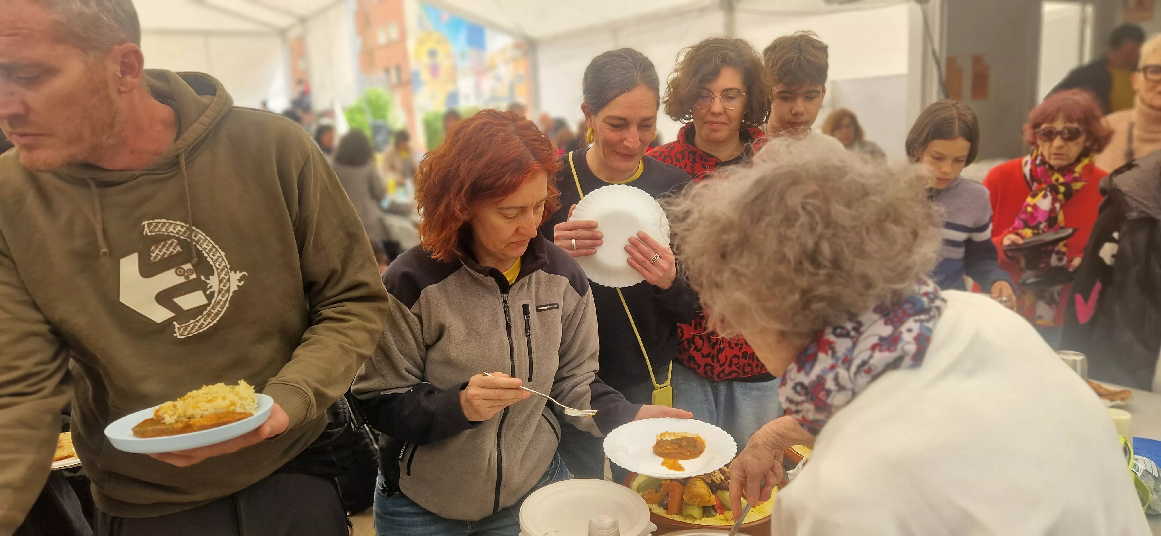 Comida popular en Barriofest. Foto Myriam Martínez250510 135358