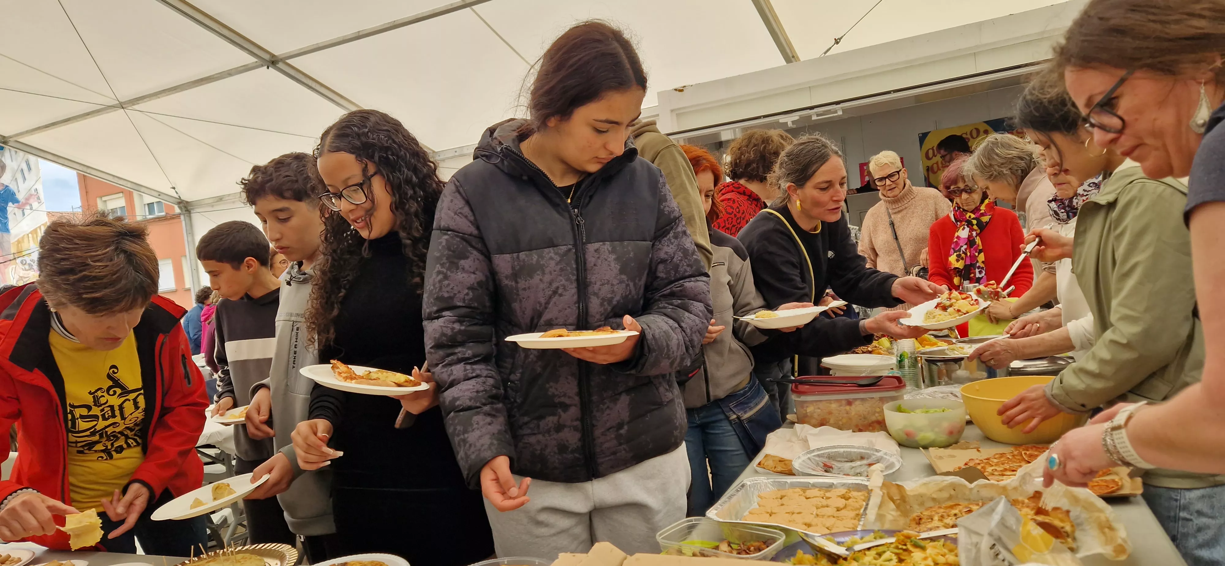 Comida popular en Barriofest. Foto Myriam Martínez250510 135358