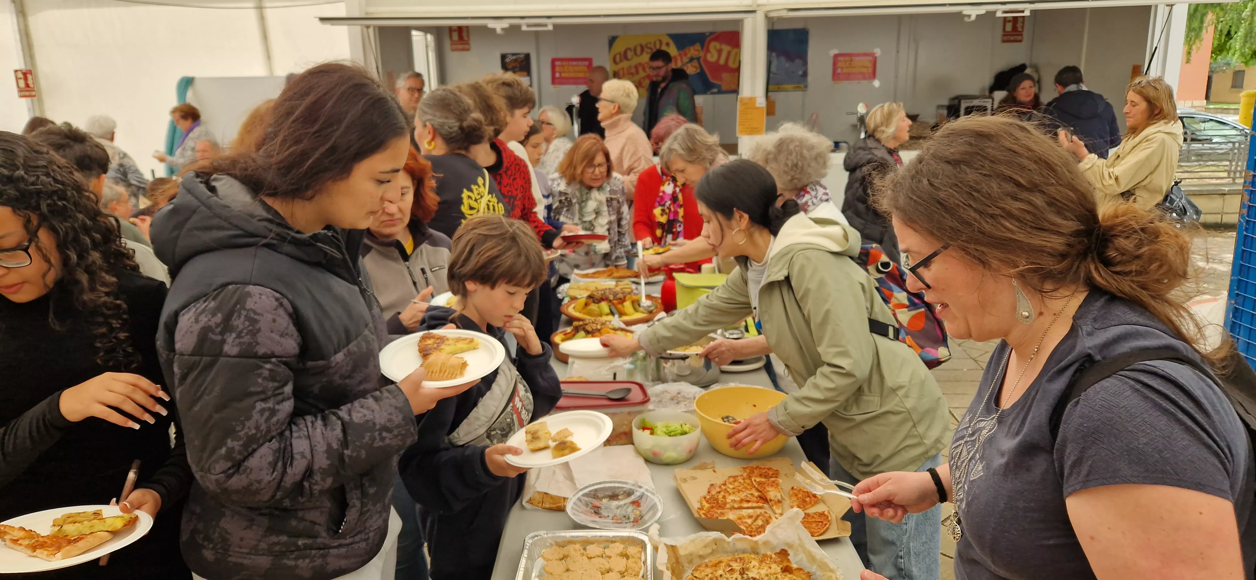 Comida popular en Barriofest. Foto Myriam Martínez250510 135358