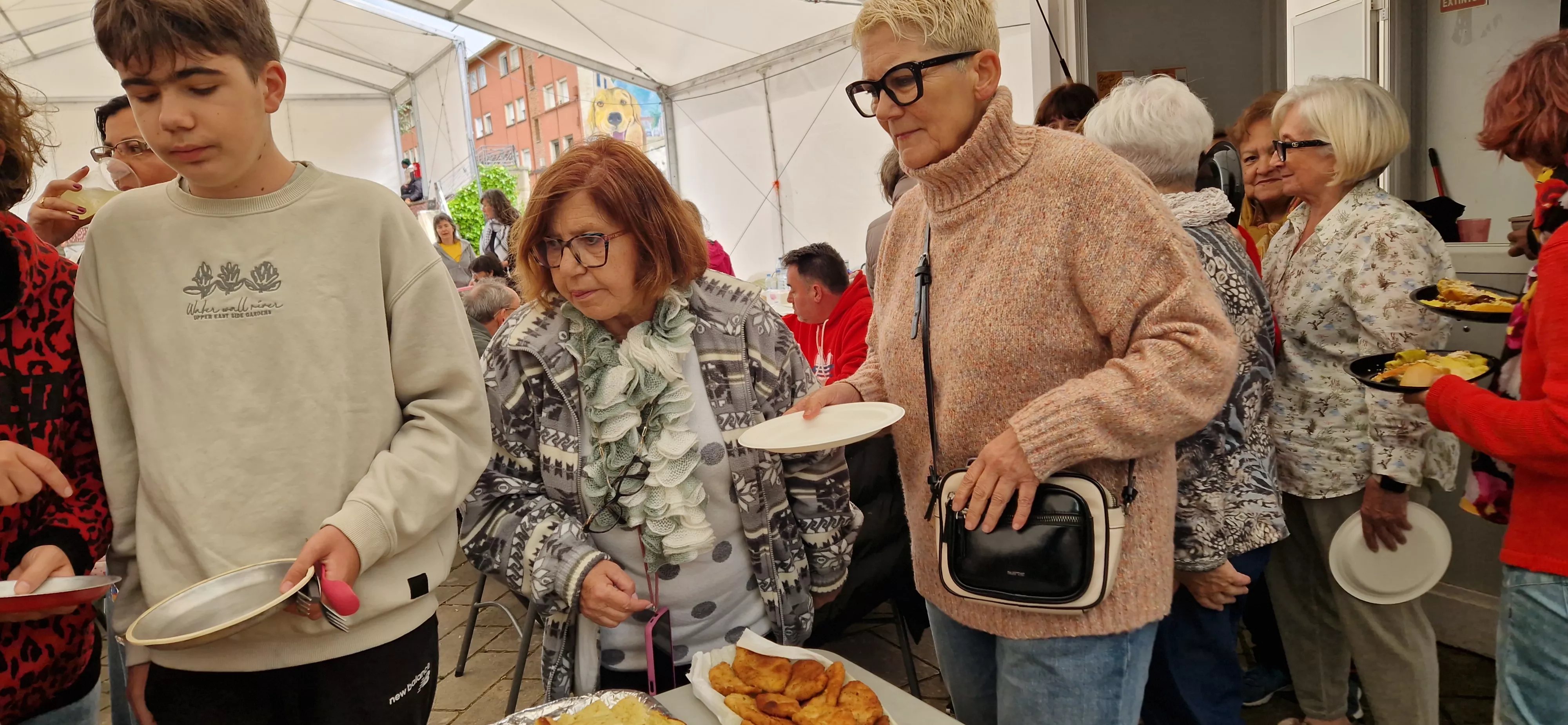 Comida popular en Barriofest. Foto Myriam Martínez250510 135358