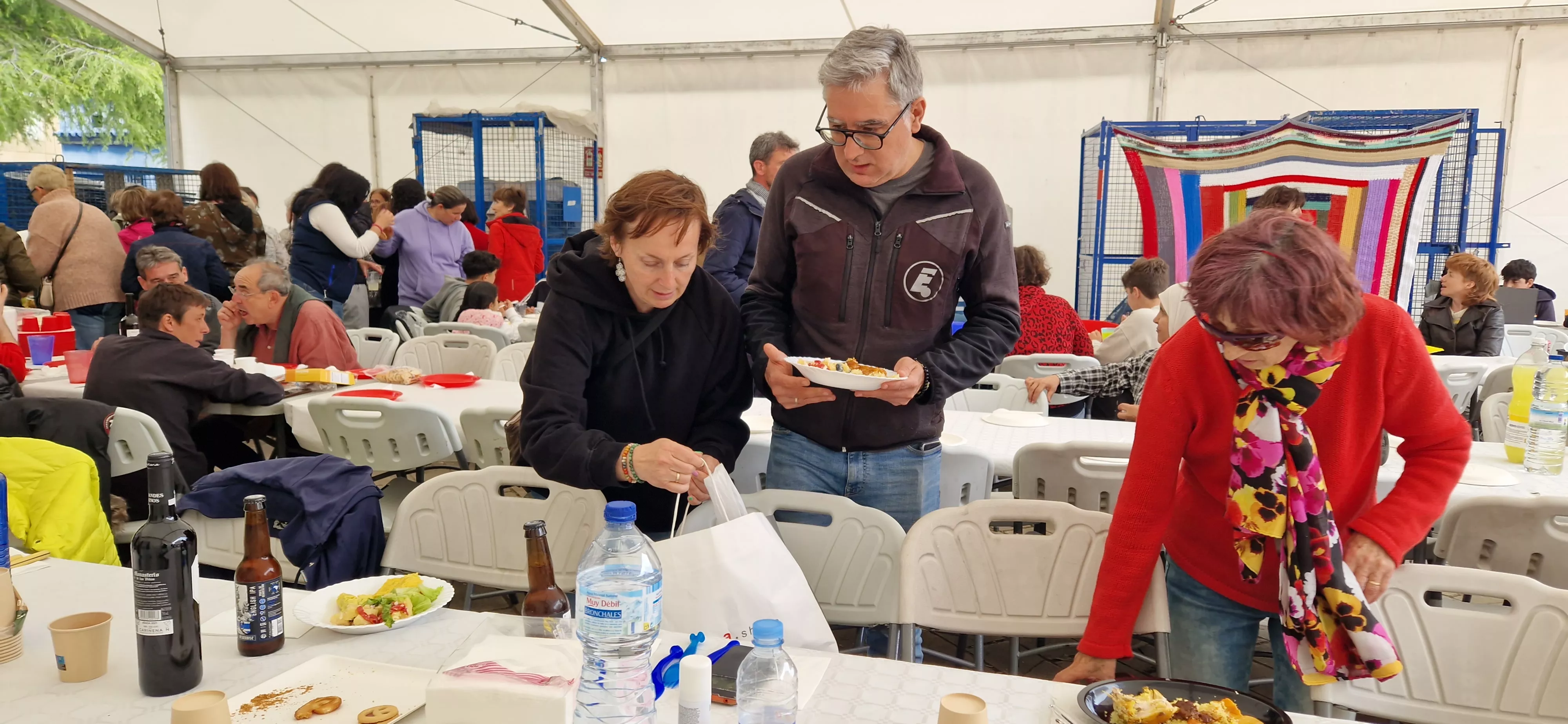 Comida popular en Barriofest. Foto Myriam Martínez250510 135358