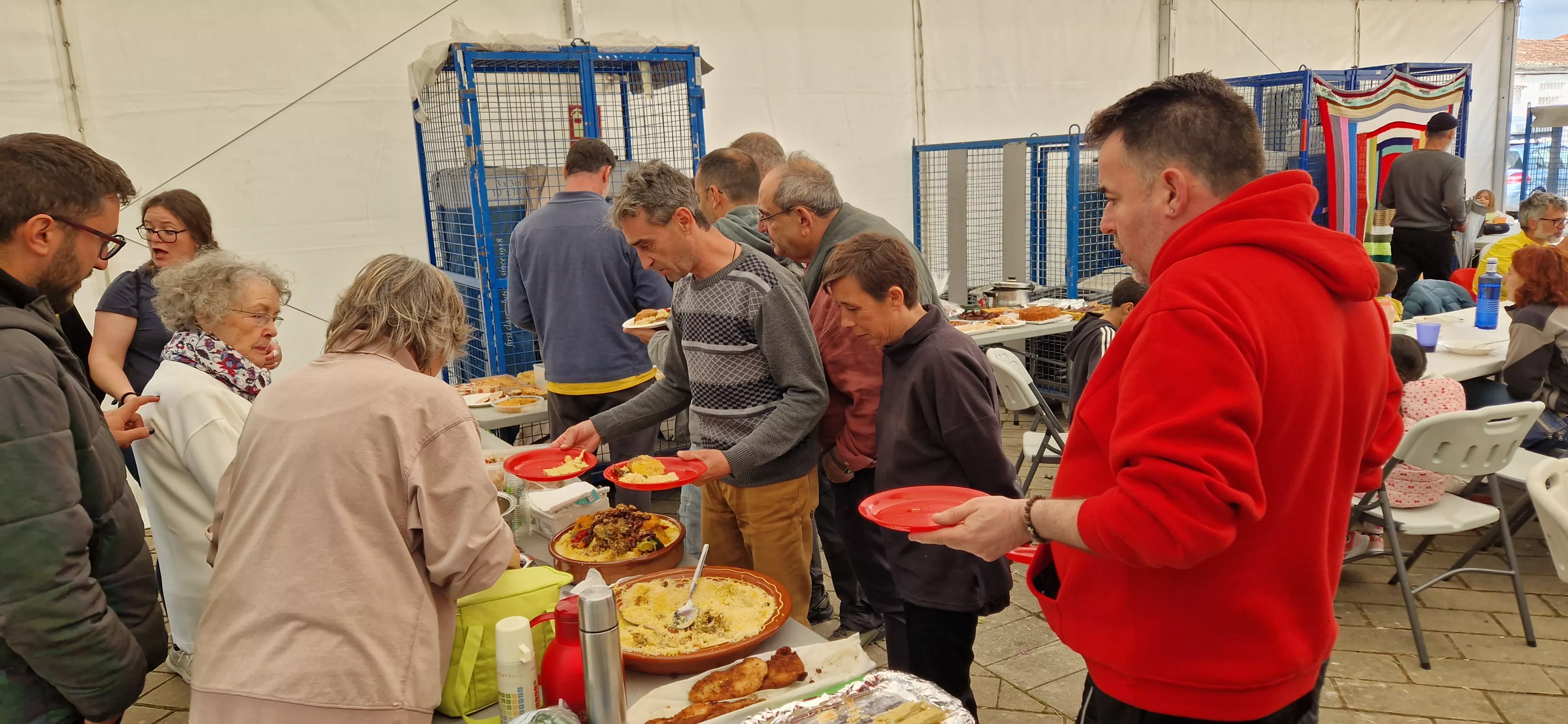 Comida popular en Barriofest. Foto Myriam Martínez250510 135358