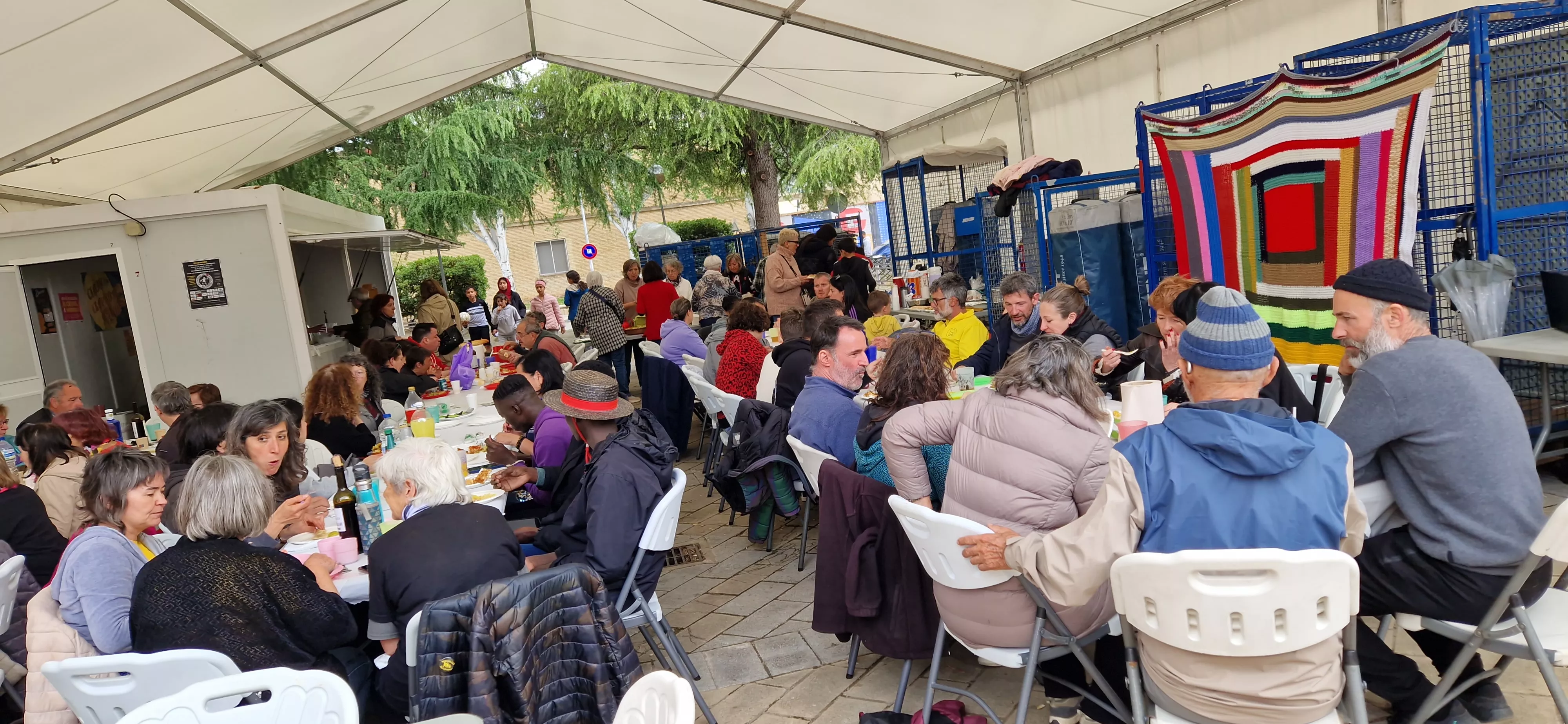 Comida popular en Barriofest. Foto Myriam Martínez250510 135358