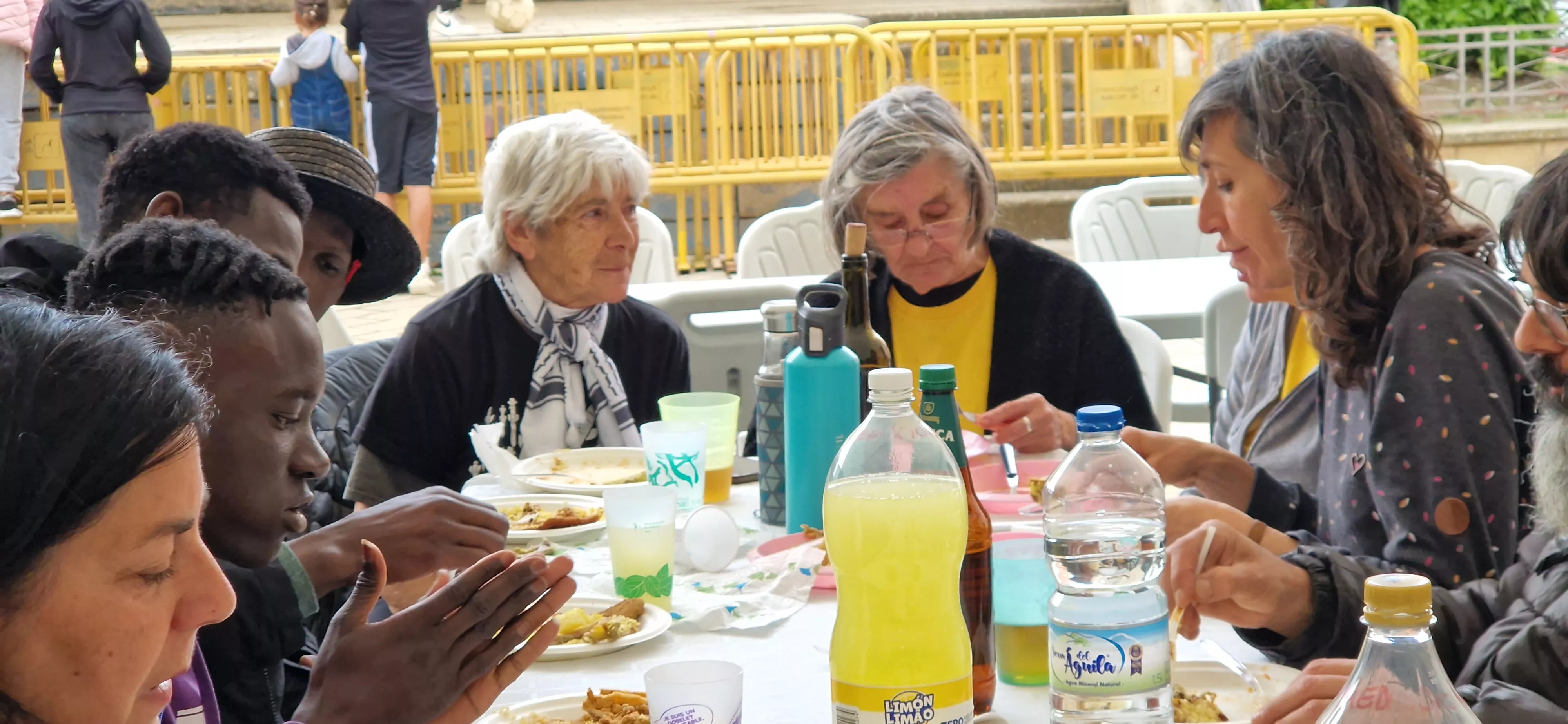 Comida popular en Barriofest. Foto Myriam Martínez250510 135358
