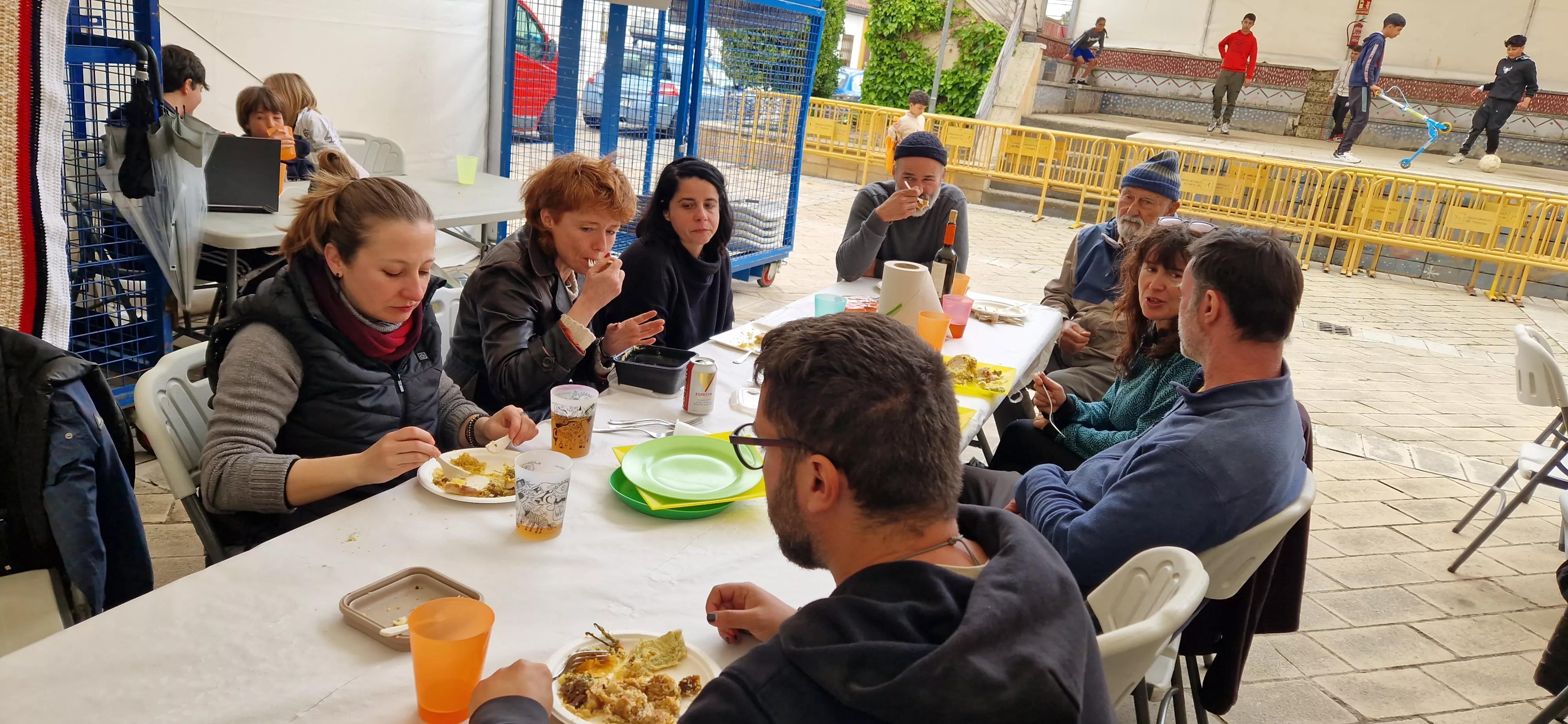 Comida popular en Barriofest. Foto Myriam Martínez250510 135358