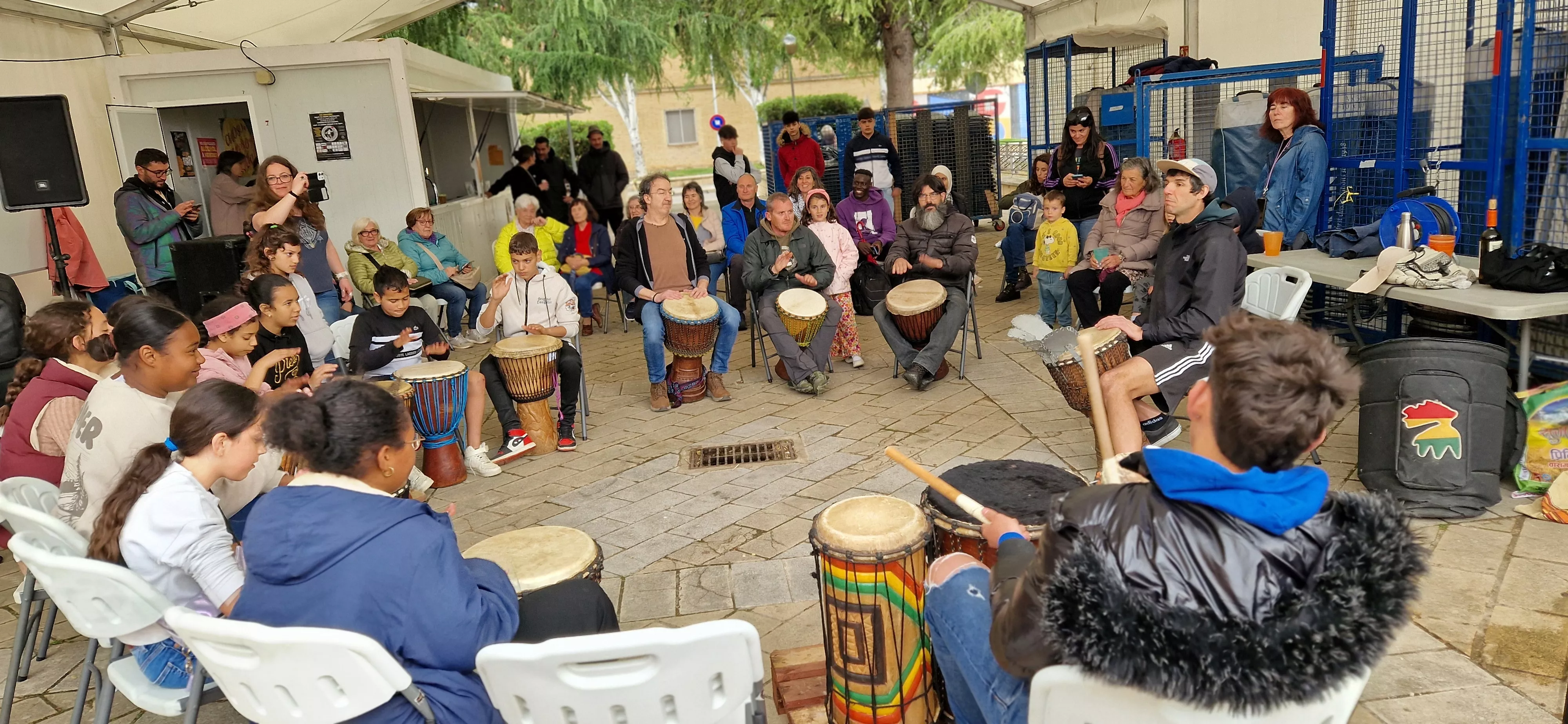 Taller de percusión con Coke en Barriofest. Foto Myriam Martínez