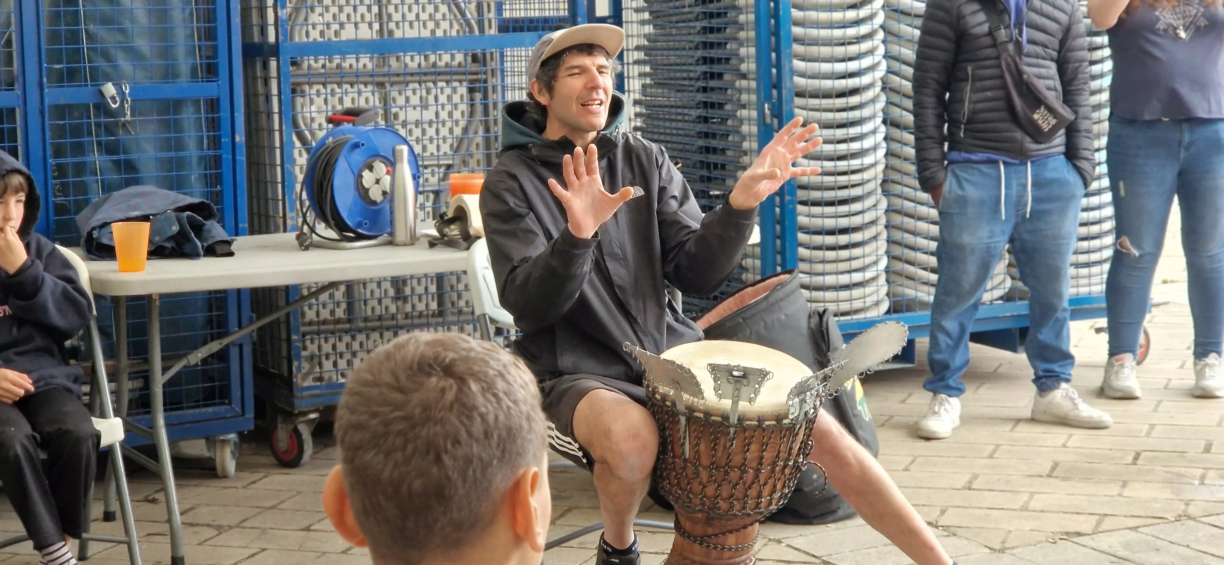 Taller de percusión con Coke en Barriofest. Foto Myriam Martínez