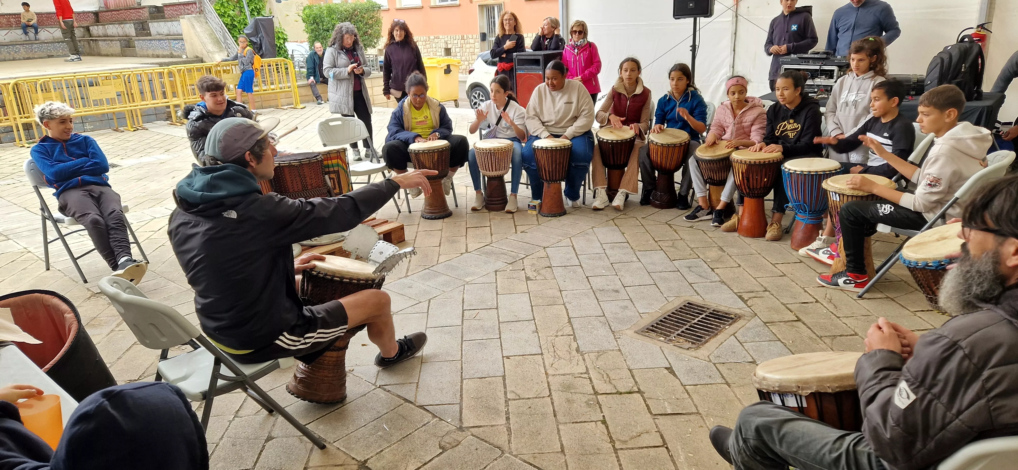 Taller de percusión con Coke en Barriofest. Foto Myriam Martínez