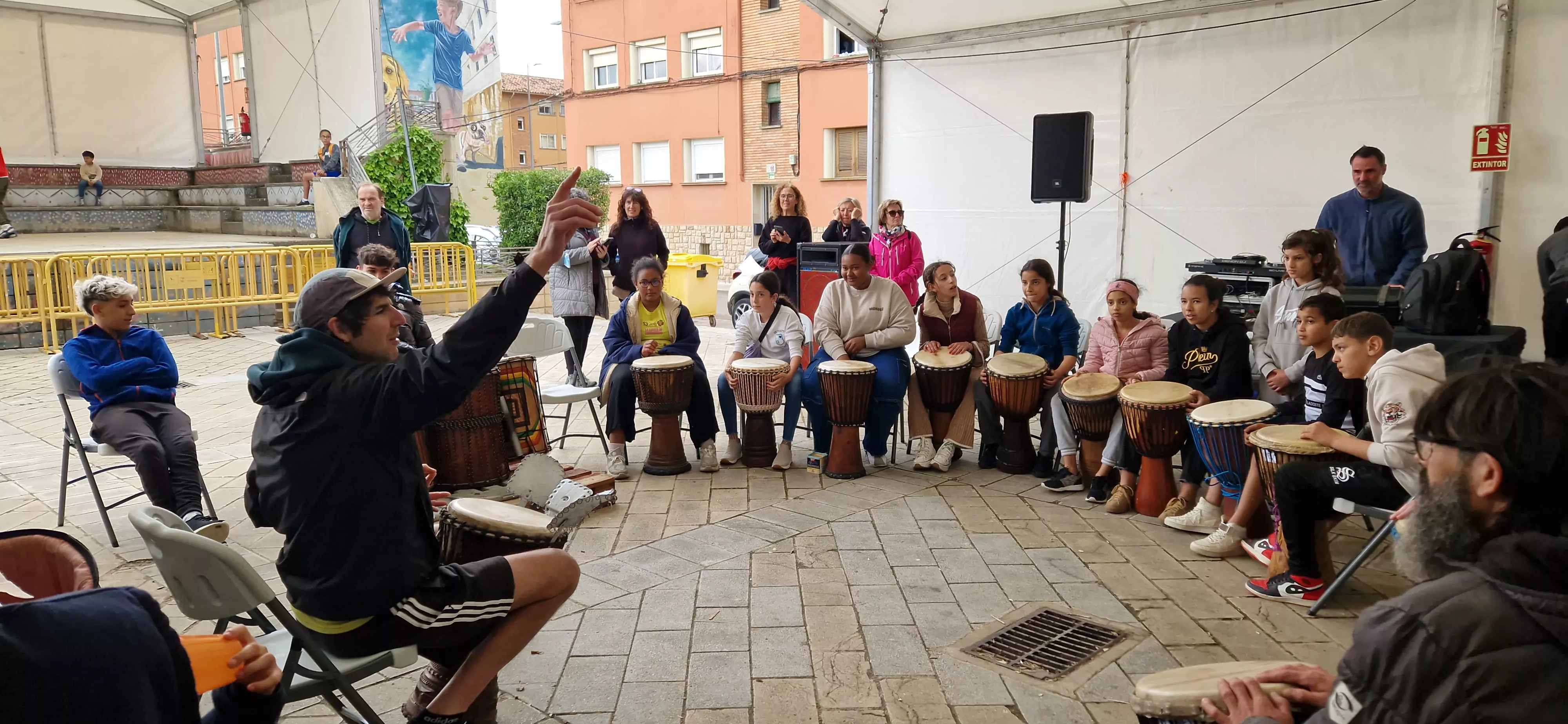 Taller de percusión con Coke en Barriofest. Foto Myriam Martínez