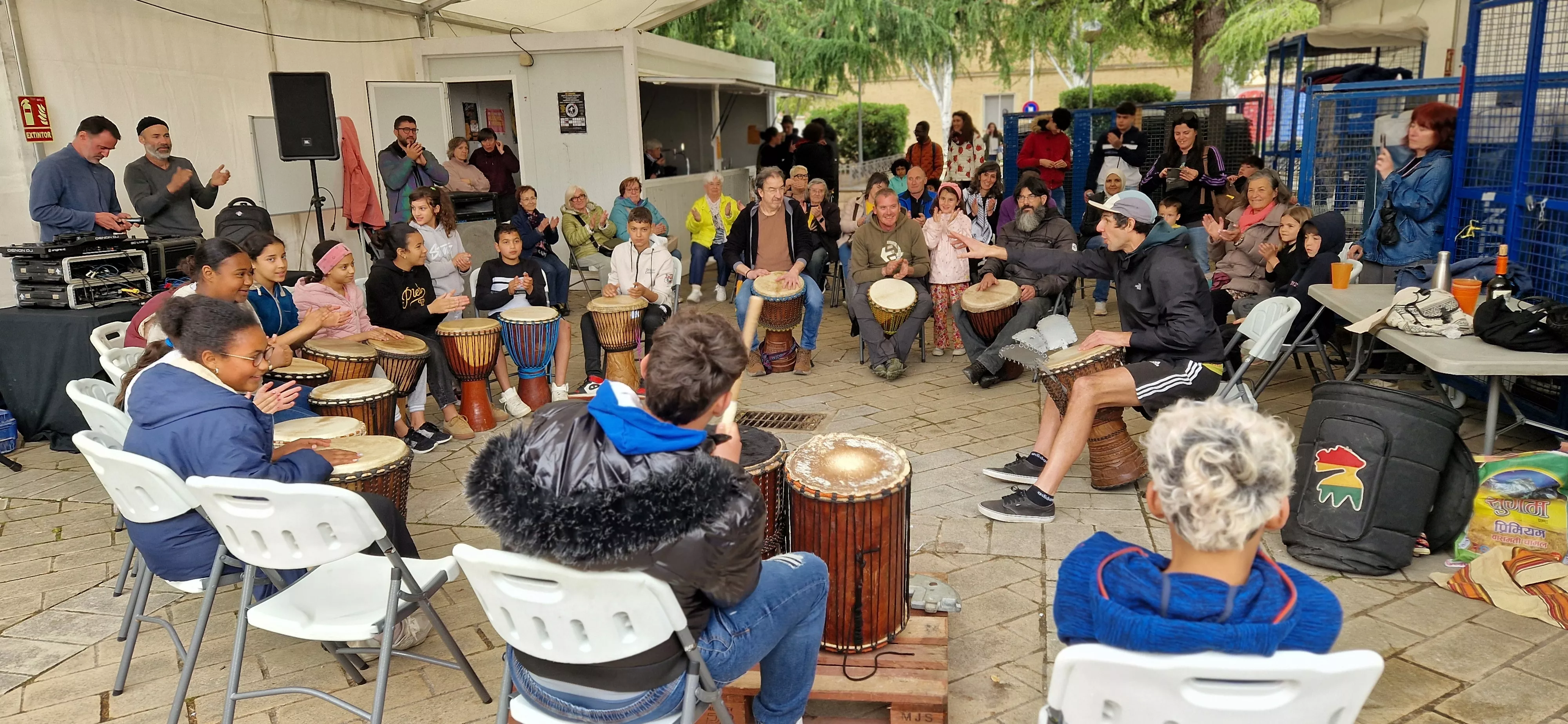 Taller de percusión con Coke en Barriofest. Foto Myriam Martínez