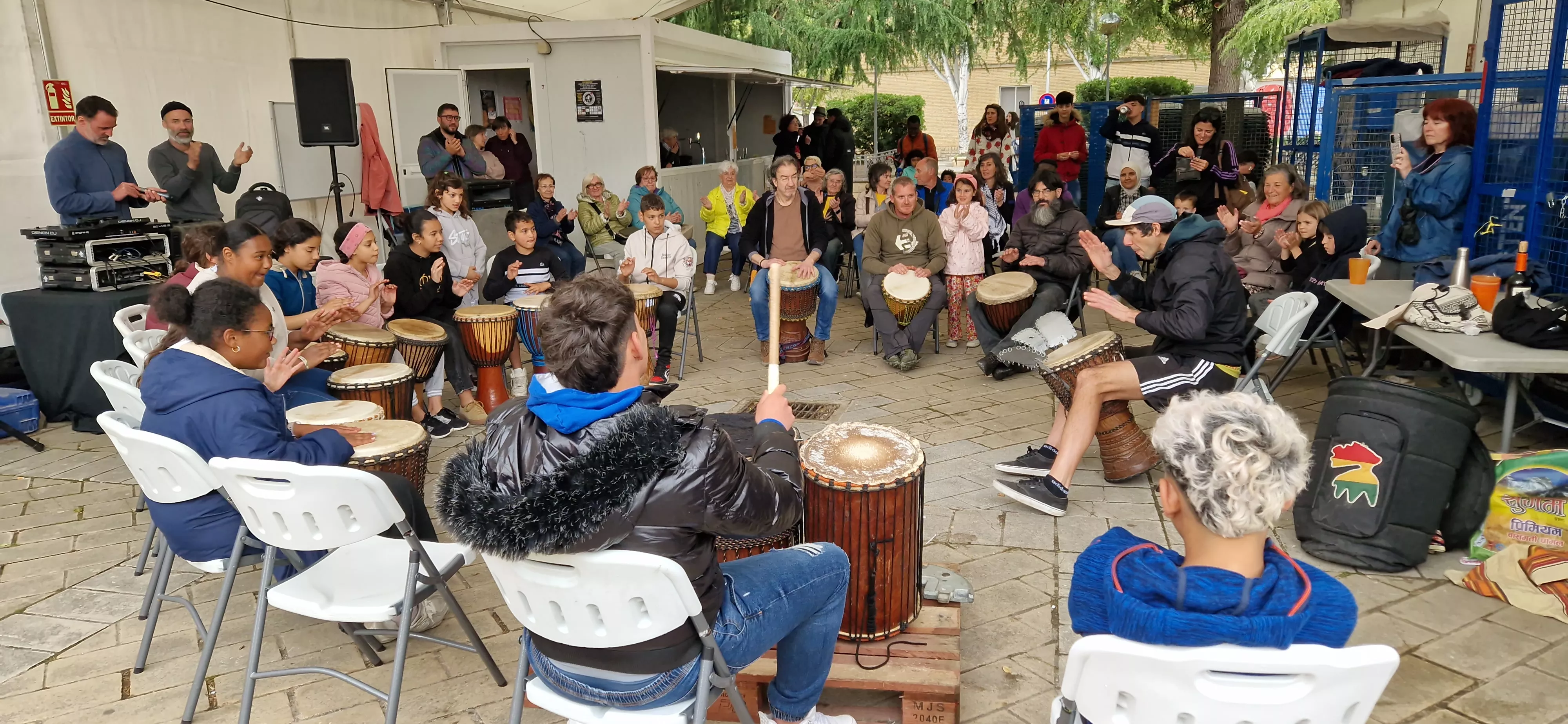 Taller de percusión con Coke en Barriofest. Foto Myriam Martínez