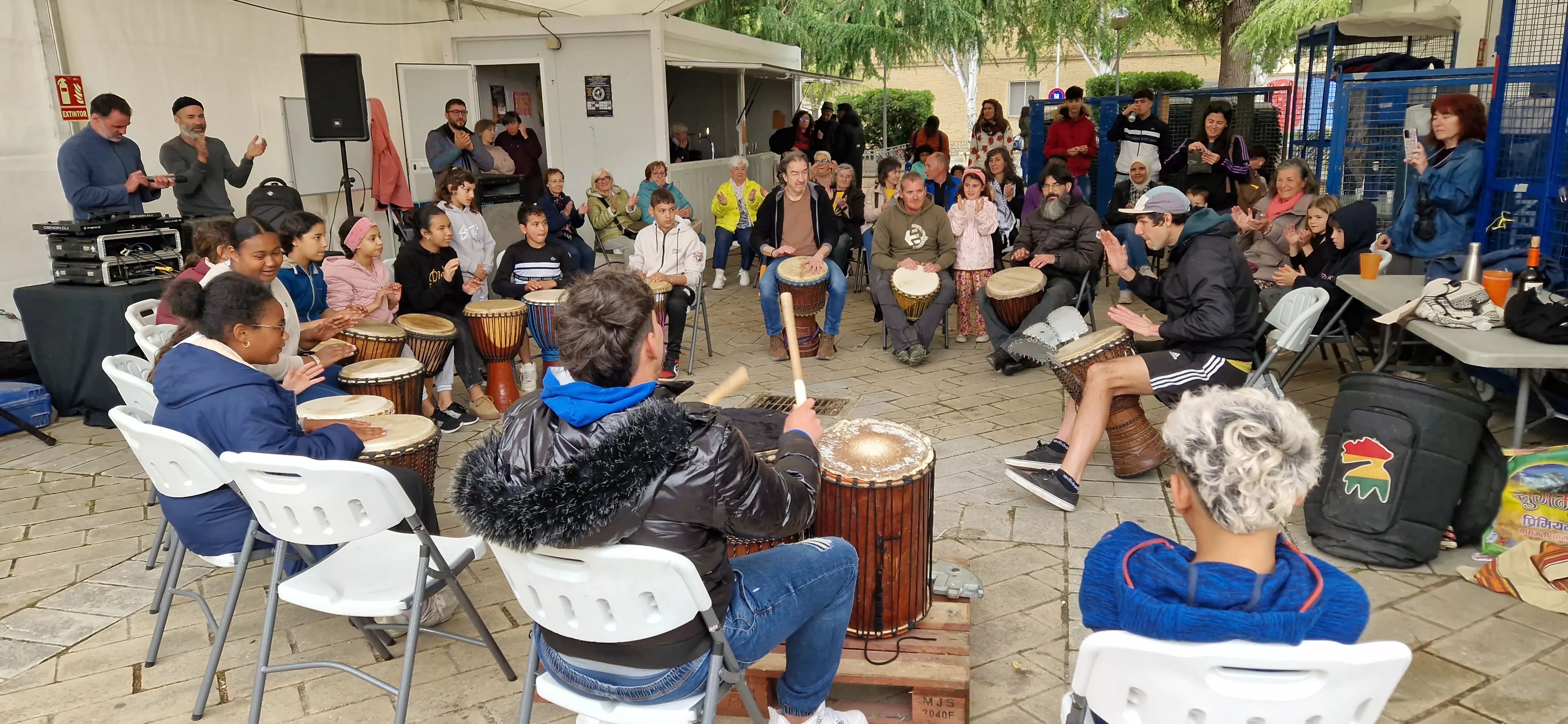 Taller de percusión con Coke en Barriofest. Foto Myriam Martínez