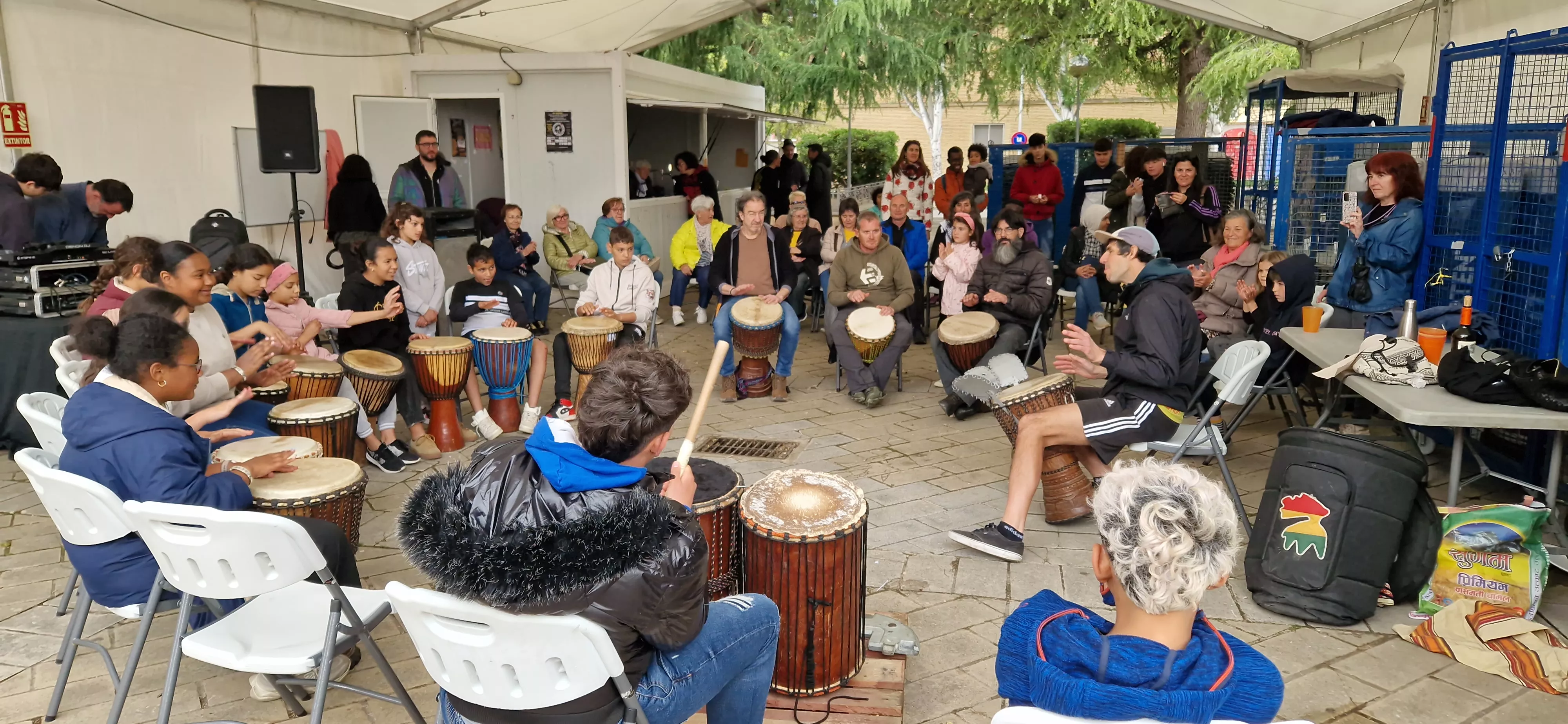 Taller de percusión con Coke en Barriofest. Foto Myriam Martínez