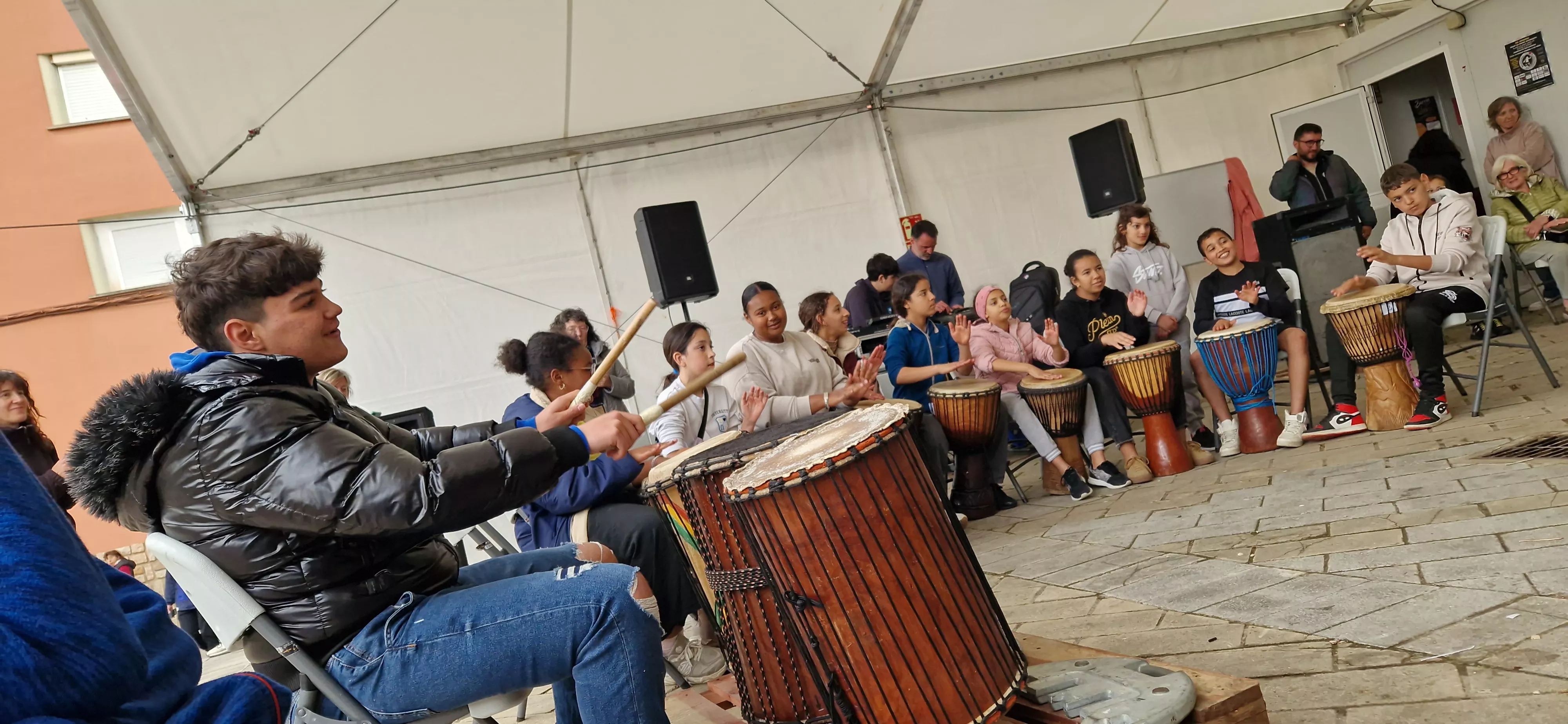 Taller de percusión con Coke en Barriofest. Foto Myriam Martínez