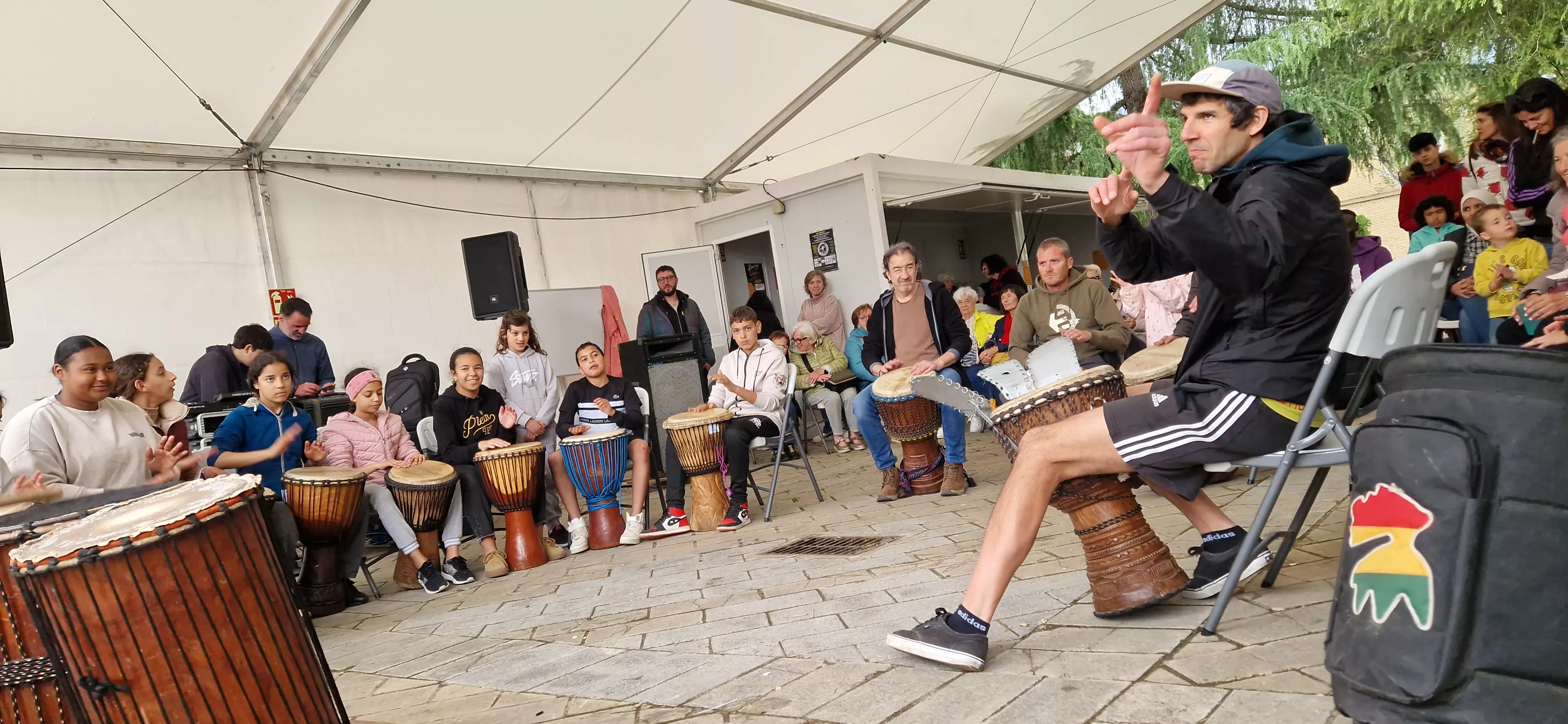 Taller de percusión con Coke en Barriofest. Foto Myriam Martínez