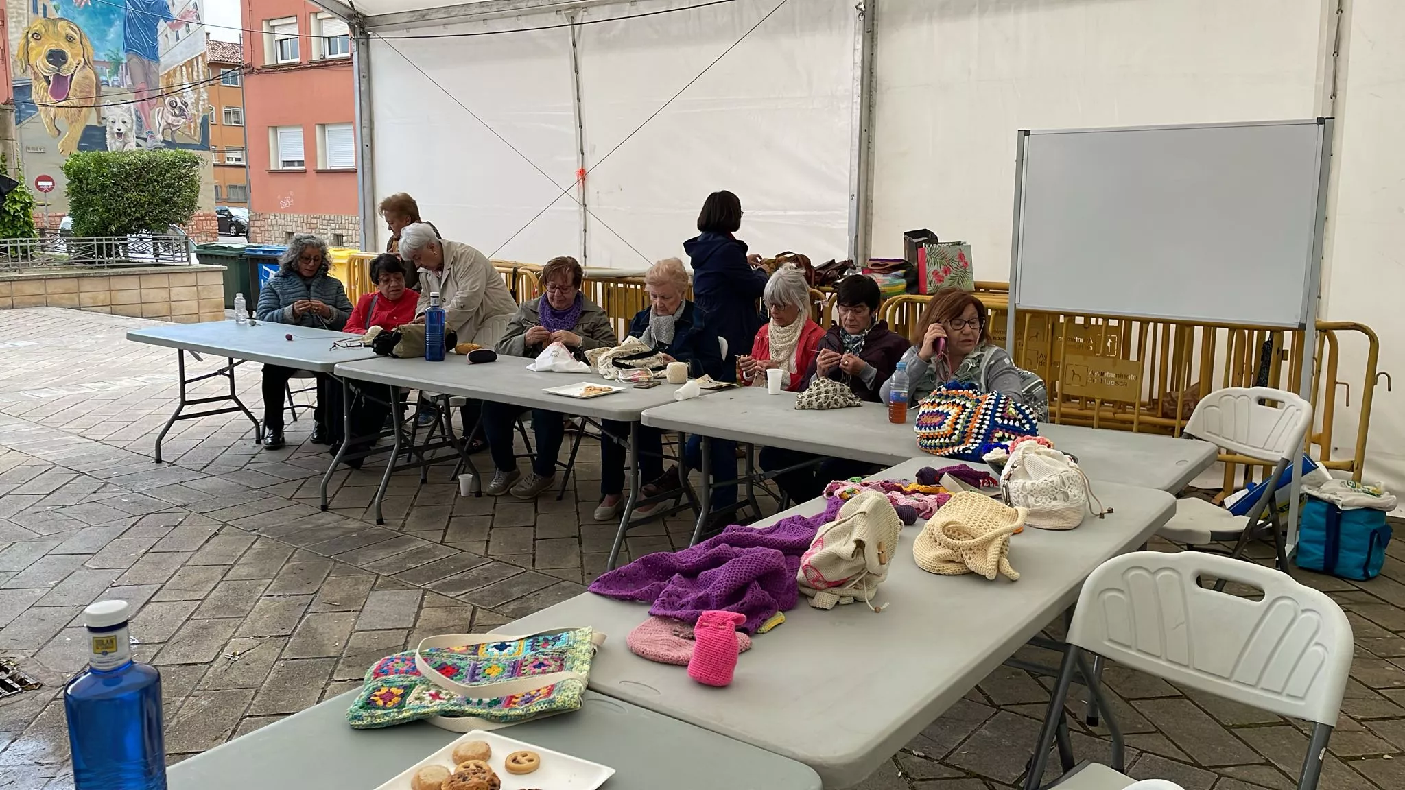 Mural colaborativo de tejedoras en Barriofest.